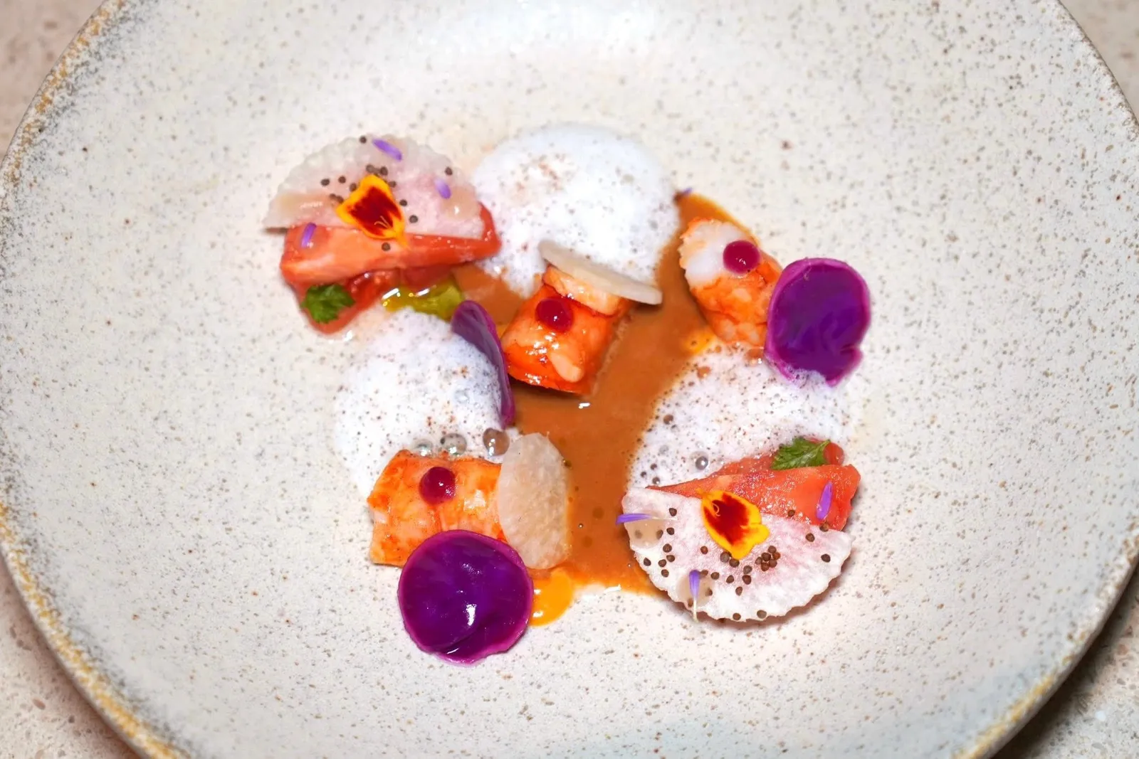 Prawnjicama, red cabbage, tomato, perillaในจานคือเนื้อกุ้งลายเสือย่างเตาถ่านหั่นมาเป็นชิ้นพอดีคำ เชฟเสิร์ฟมากับมะเขือเทศหมักที่มีความนุ่มกว่าเพื่อสร้างมิติทางเนื้อสัมผัส ยังมีโฟมงาขี้ม่อนหอม ๆ รวมไปถึงกะหล่ำปลีแดงดองและมันแกวกรอบ ๆ สุดท้ายคือซอสที่สกัดจากน้ำมันหัวกุ้งให้รสชาติที่สมดุลและไม่เข้มข้นจนเกินไป (15/20)