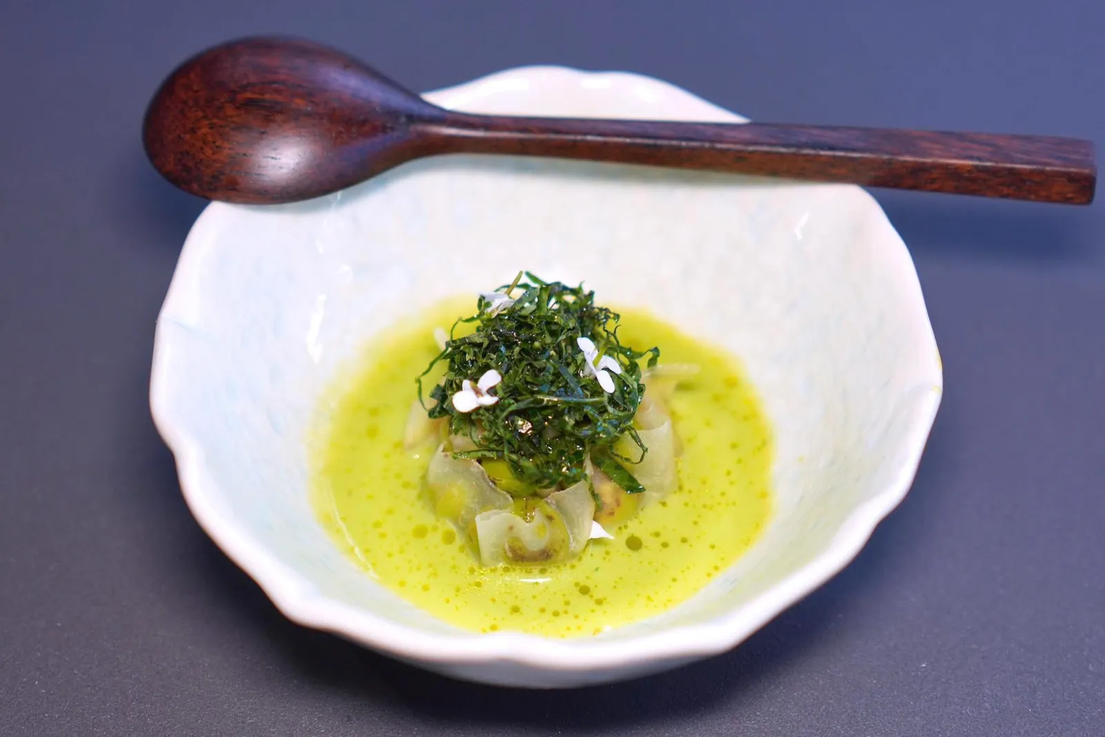 PEASkohlrabi, pineเริ่มต้นด้วยโคลราบีที่เสิร์ฟมากับเพสต์สตรอว์เบอร์รี่และกีวี่ นอกจากนี้ยังมีแตงกวาเผา ซอสรอบ ๆ เตรียมมาจากฝักถั่วผสมผสานกับน้ำมันสน ด้านบนท็อปด้วยก้านเทอร์นิปและดอก Borage (19/20)