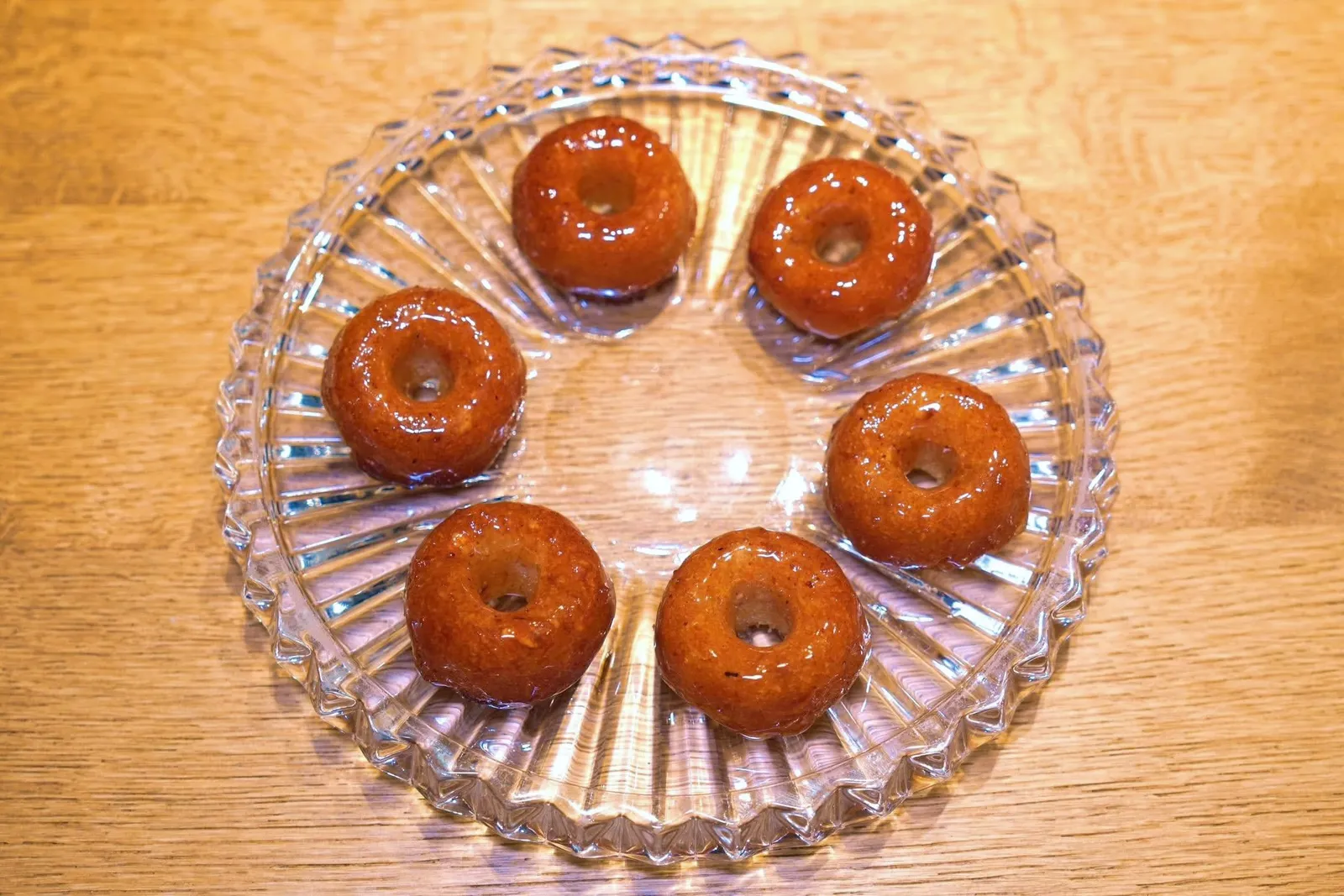 PORK FAT CAKEShazelnut, appleปิดท้ายด้วย Pork Fat Cakes หรือเค้กที่เตรียมมาจากไขมันหมูสายพันธุ์เข็มขัดดำหรือ Krškopolje จากทางตอนใต้ของประเทศสโลวีเนีย เชฟผสมลงใน Hazelnut Flour จากนั้นค่อย Glazed หรือเคลือบชั้นนอกด้วย Apple Juice Reduction ให้รสชาติที่เข้มข้น (18/20)