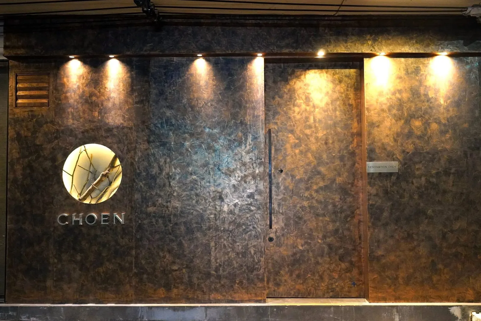 โฌณเป็นห้องอาหาร Fine Dining ที่ตั้งอยู่ในย่านเยาวราช ด้านหน้าโดดเด่นด้วยประตูเลื่อนบานใหญ่โดยมีไฟส่องสว่างไปที่ไม้ฟืนอันเป็นเอกลักษณ์ของร้าน