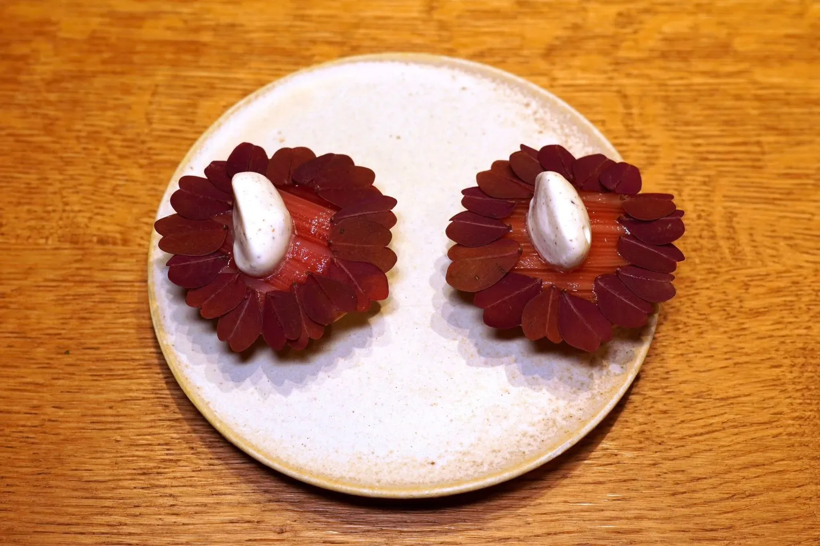 RHUBARBsunflower seeds, oxalisรูบาร์บเสิร์ฟมาในทาร์ตเล็ตกรอบ ๆ ด้านบนคือครีม Chantilly ล้อมรอบด้วยใบ Oxalis แดง (18/20)