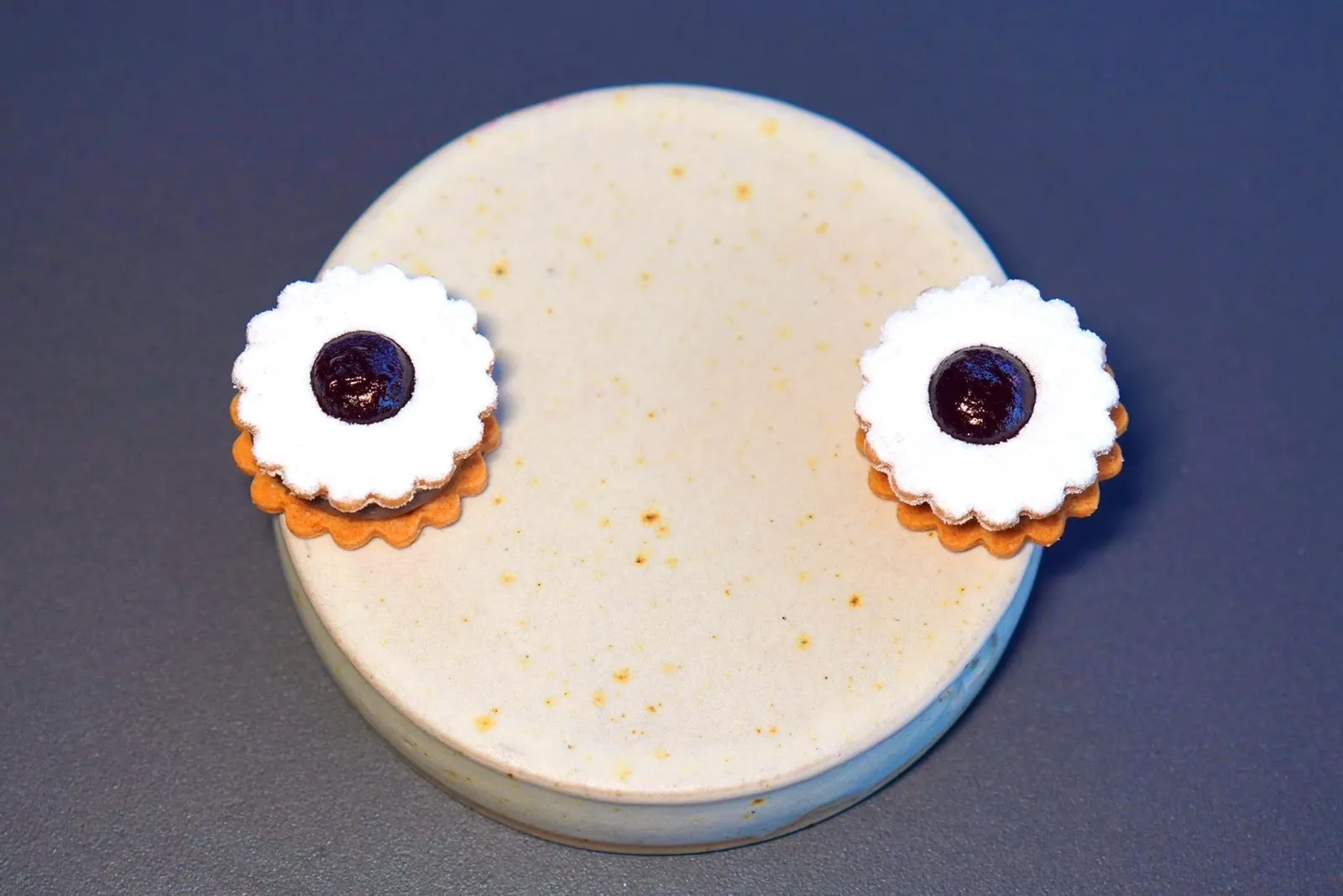LINZER EYEchicken liver, sour cherryLinzer Eye เป็นคุกกี้ท้องถิ่นที่ตั้งชื่อตามเมือง Linz ในประเทศออสเตรีย สูตรดั้งเดิมจะมีไส้เป็นแอปริคอตแต่เชฟปรับใหม่ให้เป็นของคาวโดยการยัดไส้พาเฟต์ตับไก่เนื่อเนียนละมุนลงไป นอกจากนี้ยังมีความกรอบของหนังไก่กรอบ ตรงกลางคือ Compote เชอร์รี่เปรี้ยวและเมล็ด Nigella (17/20)