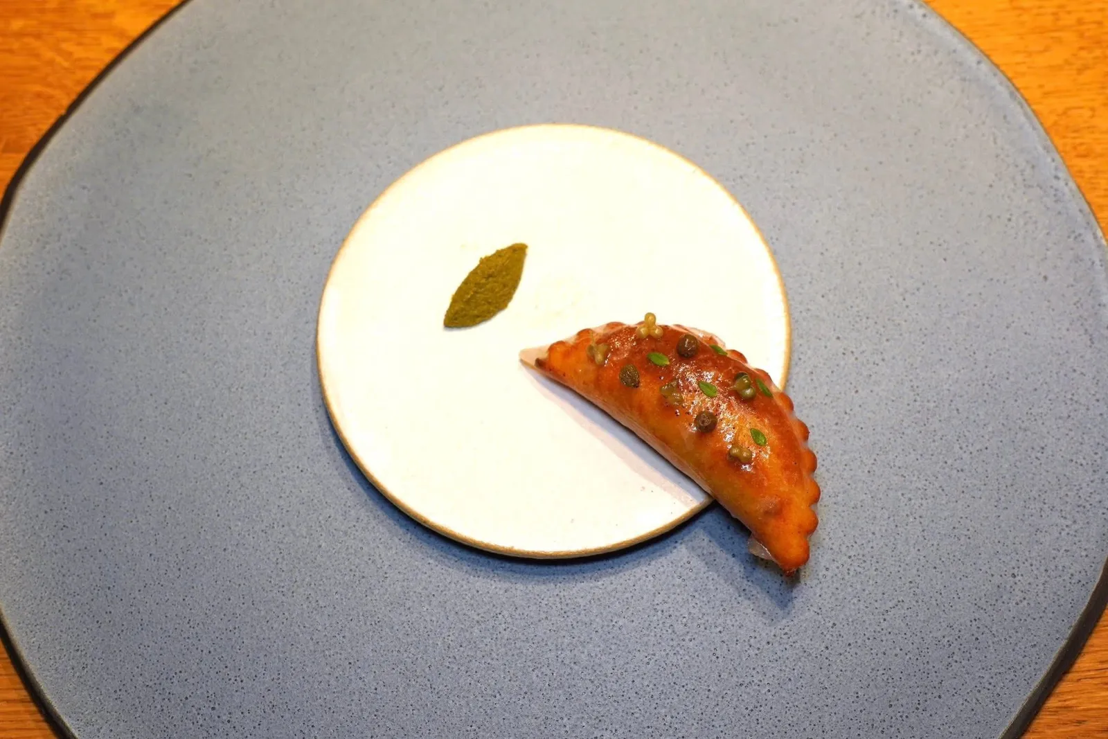DEER HEARTfermented potato, larchเกี๊ยวมันฝรั่งหมัก ด้านในสอดไส้ Ragout ที่เตรียมมาจากหัวใจกวาง เชฟเสิร์ฟมากับ Guanciale แล่เป็นแผ่นบาง ๆ และองค์ประกอบของ Wild Ramsons รวมไปถึง Lemon Thyme ส่วนเพสต์ข้าง ๆ ทำมาจาก Larch ซึ่งเป็นพืชในเชตหนาวนั่นเอง (19/20)