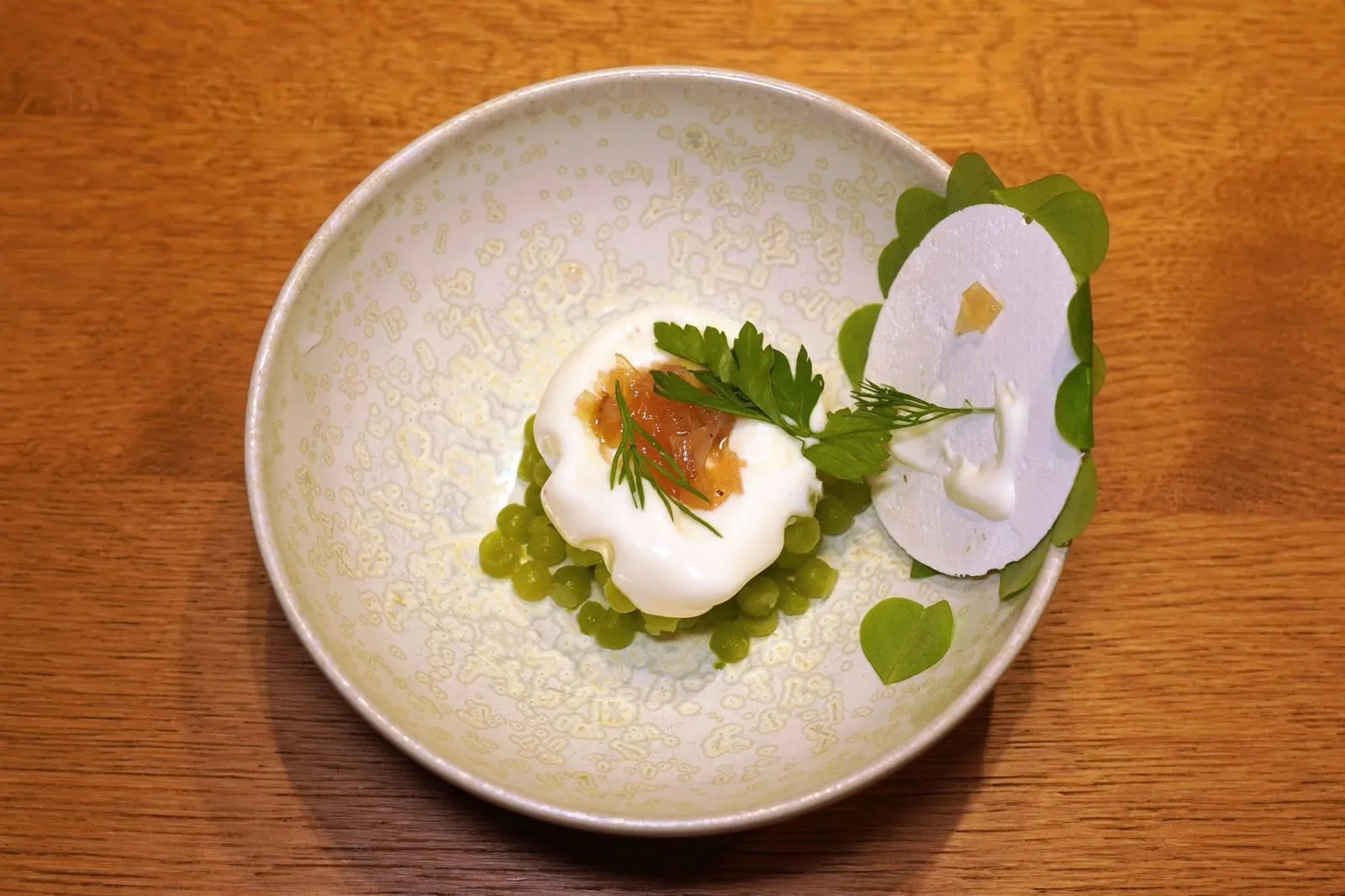 SOUR MILKparsley, bird cherry blossomทางร้านเสิร์ฟมาหลากหลายองค์ประกอยเริ่มต้นจากชั้นล่างคือกรานิต้าที่ผสมผสานน้ำแอปเปิ้ลและเซเลอรี่เข้าด้วยกัน ชั้นถัดมาคือซอร์เบท์นมเปรี้ยวเสิร์ฟมากับรากพาสลีย์เชื่อมโดยเชฟนำรากพาสลีย์ไปแช่ไว้กับน้ำเชื่อมแล้วน้ำมาผ่านการ Dehydrated เล็กน้อย ชั้นบนสึดคือเมอแรงก์กรอบที่มีอโรมาหอม ๆ ของ Liqourice จากนั้นปิดด้วยใบ Oxalis เขียวเป็นอันพร้อมชิม (18/20)