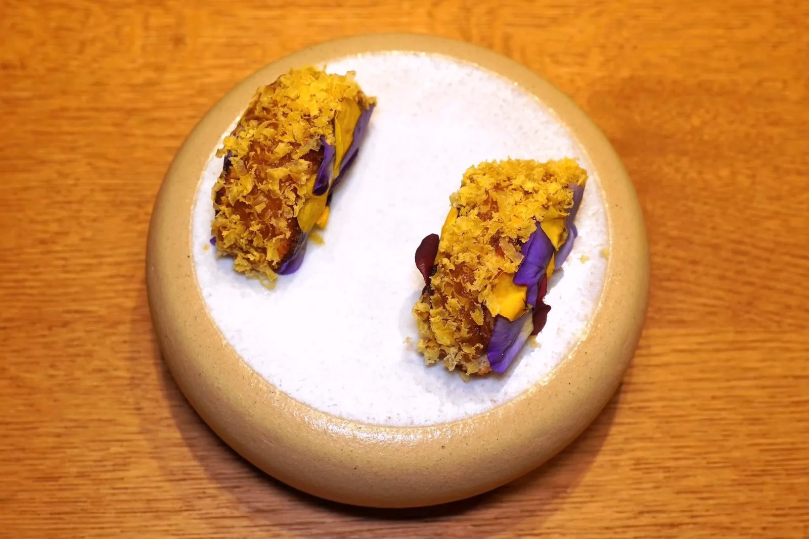 SWEET POTATOstar anise, egg yolkทาโก้จิ๋วที่ได้รับแรงบันดาลใจมาจาก Pohorska Omleta ซึ่งเป็นเมนูท้องถิ่นจากแถบภูเขา Pohorje ใกล้กันกับเมือง Maribor ทางตะวันออกเฉียงเหนือของประเทศสโลวีเนีย ตรงกลางประกอบไปด้วยฟัดจ์มันหวาน (Fudge) ส่วนด้านบนท็อปด้วยไข่แดงที่ Infused ด้วยอโรมาของชามะลิขูดมาเป็นฝอยนั่นเอง (18/20)