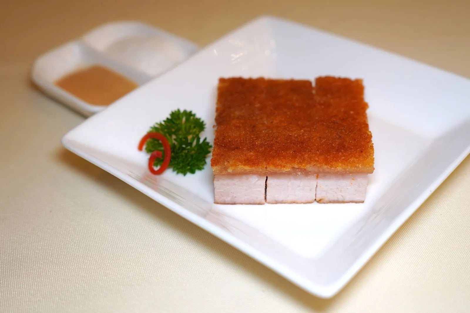 冰烧三层肉 (小份) (98 CNY+)Crispy roasted pork (small portion)เริ่มต้นด้วยหมูกรอบที่มีอัตราส่วนของชั้นไขมันและเนื้อพอเหมาะ ทางร้านเสิร์ฟมากับน้ำตาลและซอสมันสตาร์ด (15/20)