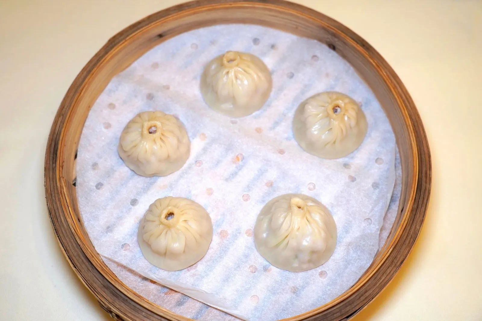 北菇滑烧卖 (38 CNY+)Steamed pork dumpling with mushroomเสี่ยวหลงเปามีแป้งที่กระด้างอยู่เล็กน้อย ด้านไหนสอดไส้เนื้อหมูและเพสต์กุ้งในอัตราส่วน 4ต่อ 1 ทั้งยังมีซุปรสชาติกลมกล่อม ทางร้านเสิร์ฟมากับน้ำจิ้มสูตรเฉพาะ (13/20)