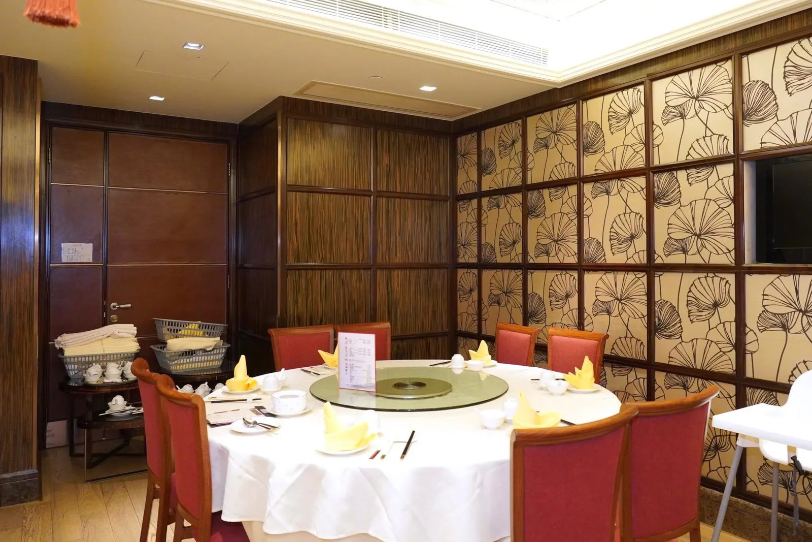 🎗️ คุณ Chan Shu Kit ก่อตั้งห้องอาหาร Lei Garden ขึ้นในปี 1973 ที่ย่าน Sham Shui Po ของฮ่องกง ต่อมาตัวร้านย้ายตำแหน่งมาเปิดใหม่ที่ย่าน Yau Ma Tei พร้อมทั้งขยับขยายสาขาออกไปเปิดตามย่านอื่น ๆ อีกมากมายเช่น Mongkok, Tsim Sha Tsui และ Shatin รวมไปถึงอีก 2 สาขาในประเทศสิงคโปร์ ต่อมาคุณ Chan Shu Kit ตัดสินใจเปิดร้านสาขาแรกในประเทศจีนแผ่นดินใหญ่ที่ย่าน Tianhe ของนคร Guangzhou ในปี 1994 และสาขาที่สองที่ย่าน Dongshan ในปี 1997 สำหรับสาขาใหม่ที่คว้ารางวัล 🌟 1 MICHELIN Star มาครองได้ในปี 2018 ต่อเนื่องมาจนถึงปัจจุบันตั้งอยู่ใน Yi An Plaza