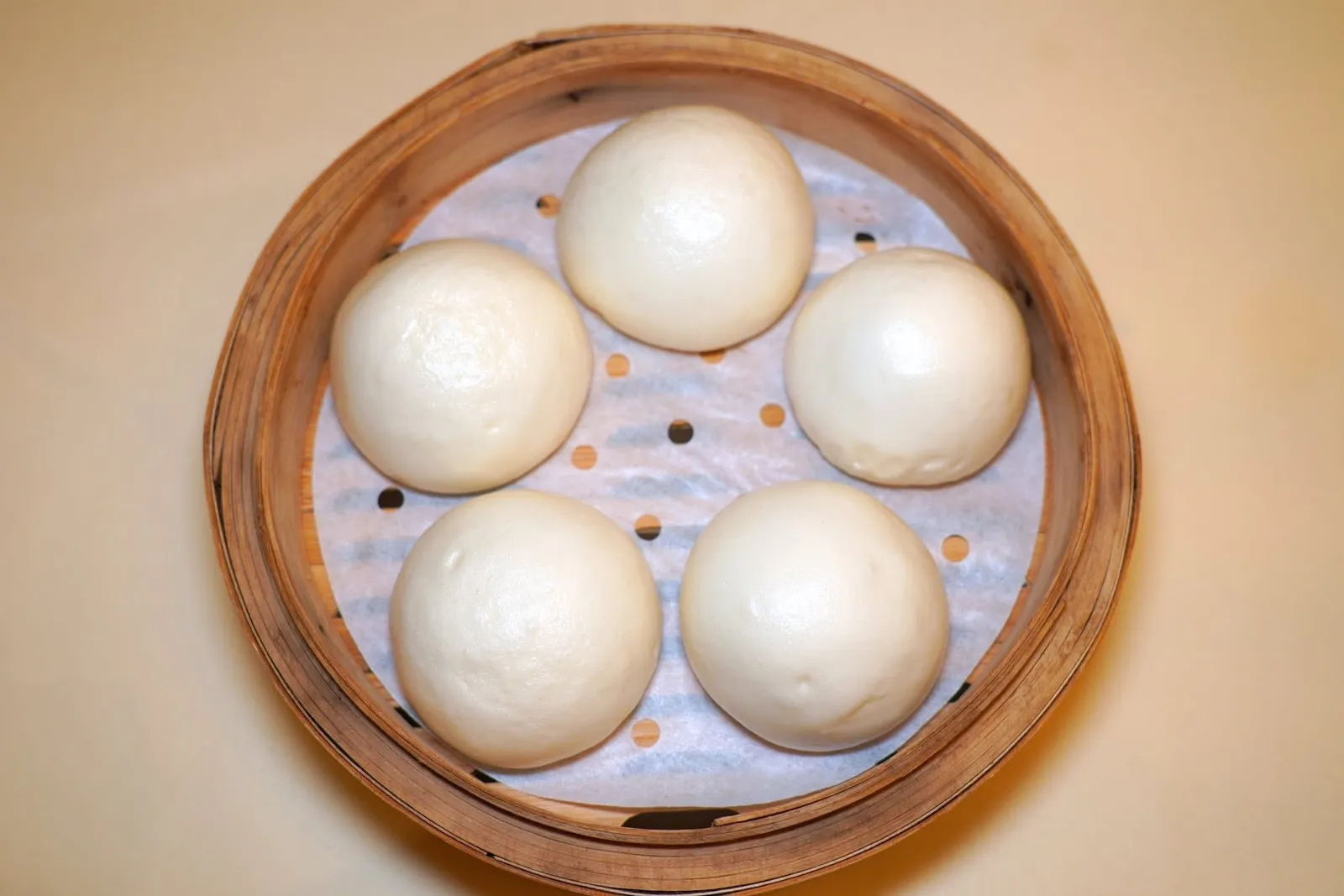 流沙奶皇包 (35 CNY+)Steamed custard stuffed bunซาลาเปาคัสตาร์ดไข่เค็มที่พร้อทจะไหลเยิ้มออกมาเป็นลาวาทันทีที่ฉีกชิม รสชาติมีความละมุนพอเหมาะ (14/20)