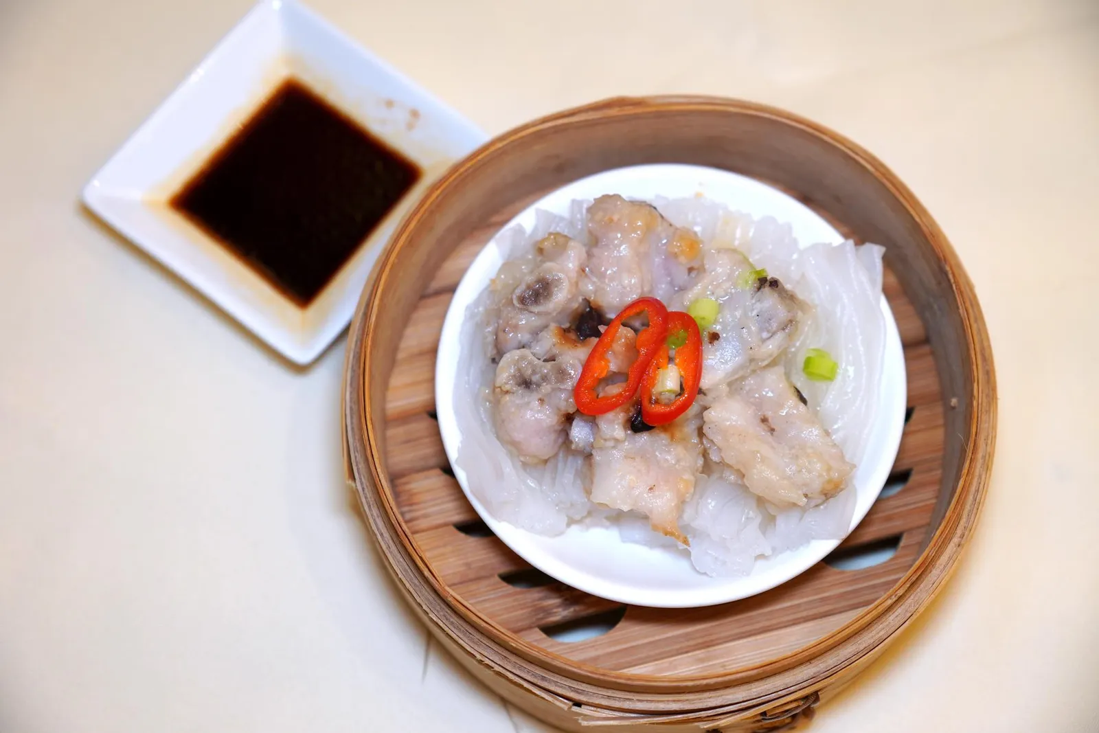排骨蒸陈村粉 (45 CNY+)Steamed spareribs with crystal rice noodleซี่โครงหมูเสิร์ฟมากับเส้นก๋วยเตี๋ยวนุ่ม ๆ และซอสรสเลิศ (14/20)