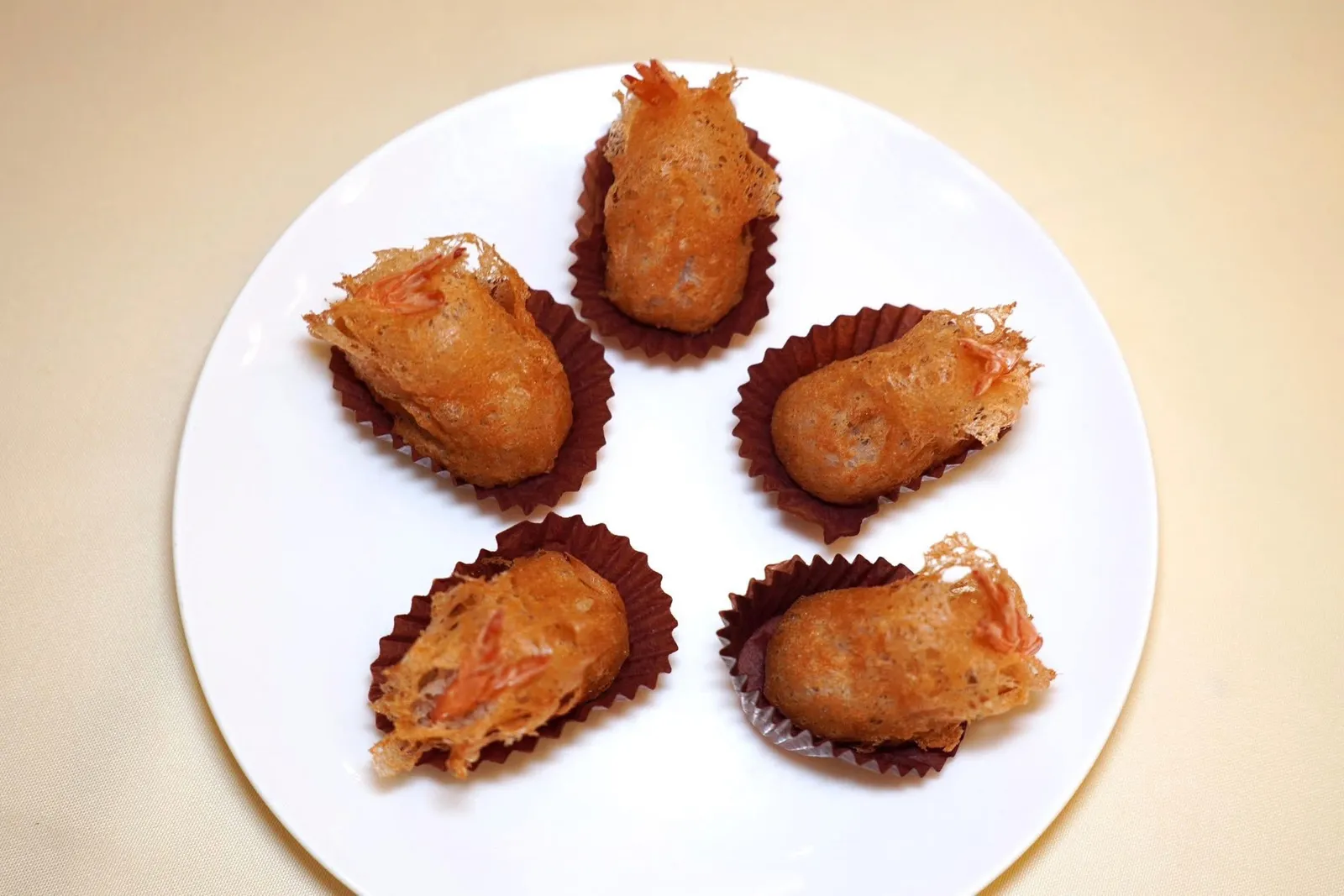 凤尾虾蜂巢芋盒 (38 CNY+)Potato patties with shrimp and cheeseเผือกบดผสมกันกับเห็ดและเนื้อไก่ปั้นจนเป็นห้อน จากนั้นนำลงไปทอดโดยมีชิ้นกุ้งและชีสอยู่ตรงกลาง (14/20)