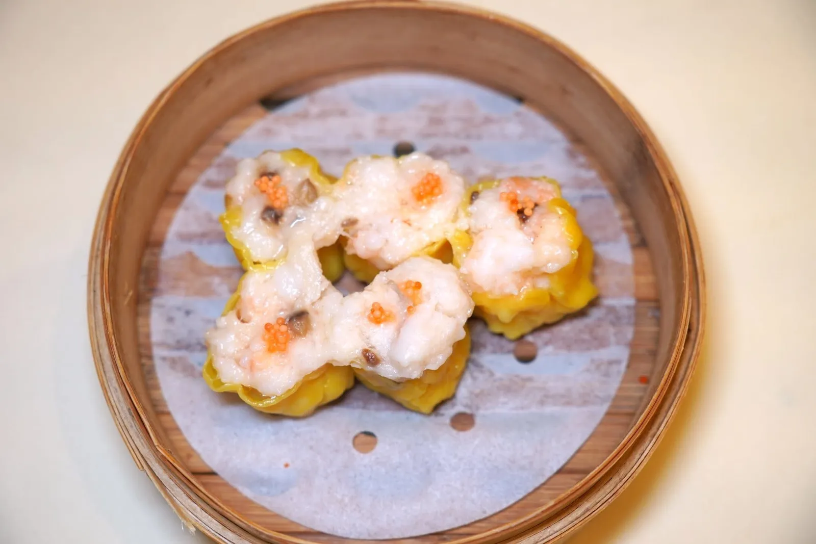 利苑特式小笼包 (40 CNY+)Home-made lei garden steamed pork dumplingขนมจีบหมูกุ้งที่มีอัตราส่วนของหมูต่อกุ้งเท่ากับ 4 ต่อ 3 เสิร์ฟมาให้เนื้อสัมผัสที่กึ่งนุ่มและเด้ง ทั้งยังมีรสชาติกลมกล่อม (14/20)