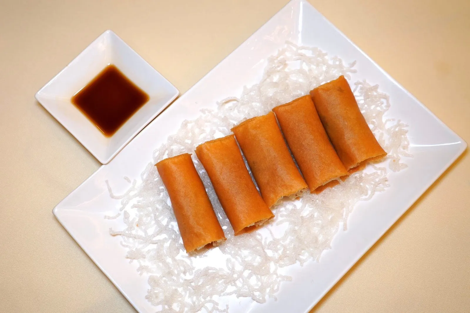 鸡丝脆春卷 (35 CNY+)Spring roll with shredded chickenปอเปี๊ยะที่มีชั้นผิวบางกรอบ ด้านในผสมผสานเนื้อไก่สับ เห็ด และเผือกเข้าด้วยกัน (14/20)