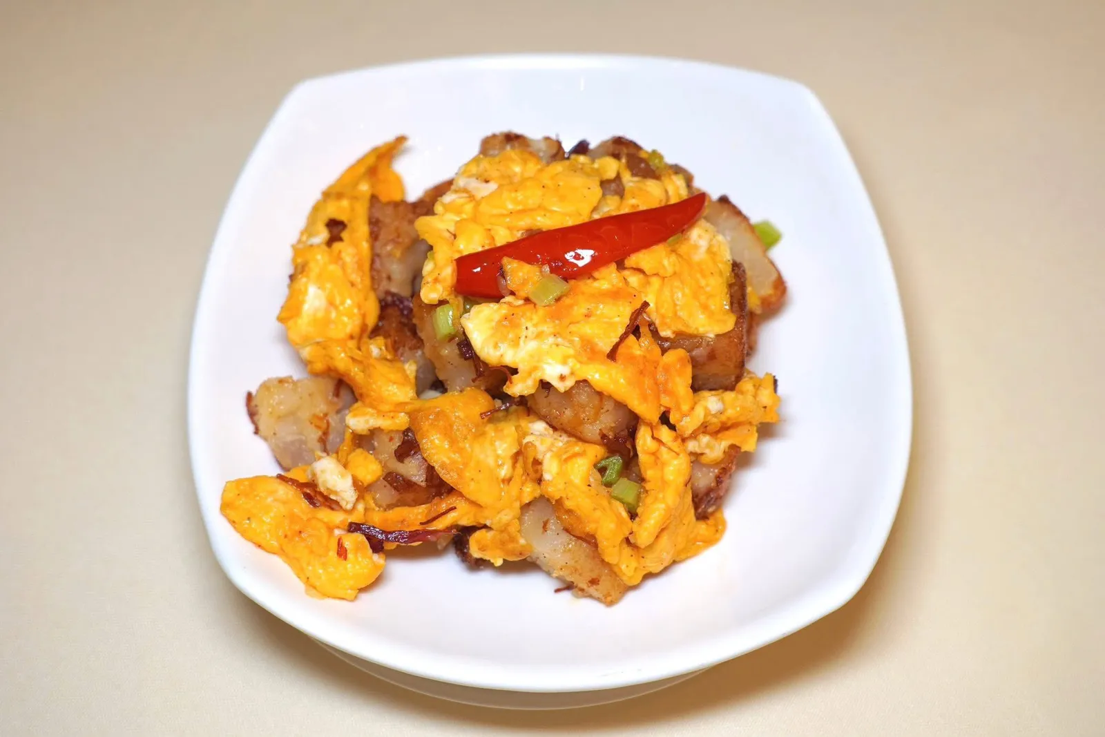 XO酱炒萝卜糕 (48 CNY+)Fried radish cake in xo sauceขนมผักกาดเตรียมมาจากแรดิชขาวทอดกับกุ้งแห้งและกุนเชียง นอกจากนี้ยังมีซอสเอ็กซ์โอและอโรมาหอม ๆ ของไข่อีกด้วย (15/20)