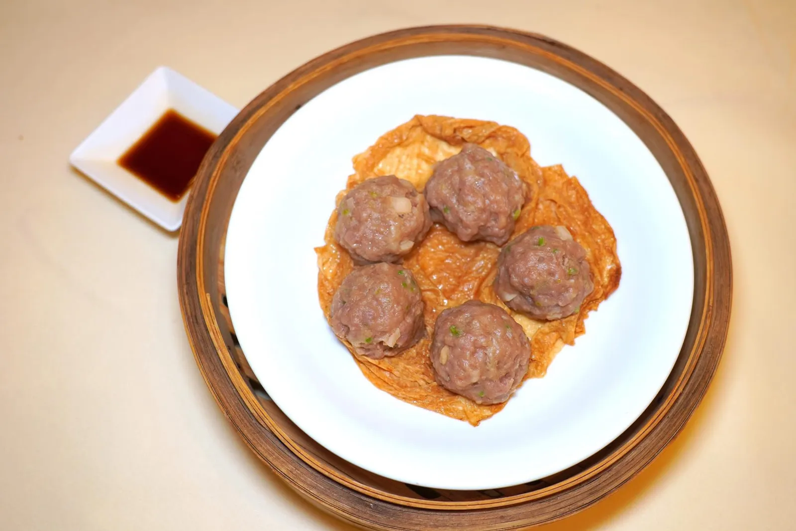 陈皮牛肉球 (38 CNY+)Steamed beef ball with beancurd sheet and dried tangerine peelลูกชิ้นเนื้อชิ้นโตนึ่งมาสุกกำลังพอดีสังเกตได้จากความฉ่ำตรงกลาง ด้านนอกห่อด้วยแผ่นฟองเต้าหู้และมีมิติทางรสชาติที่ได้จากเปลือกส้ม (15/20)
