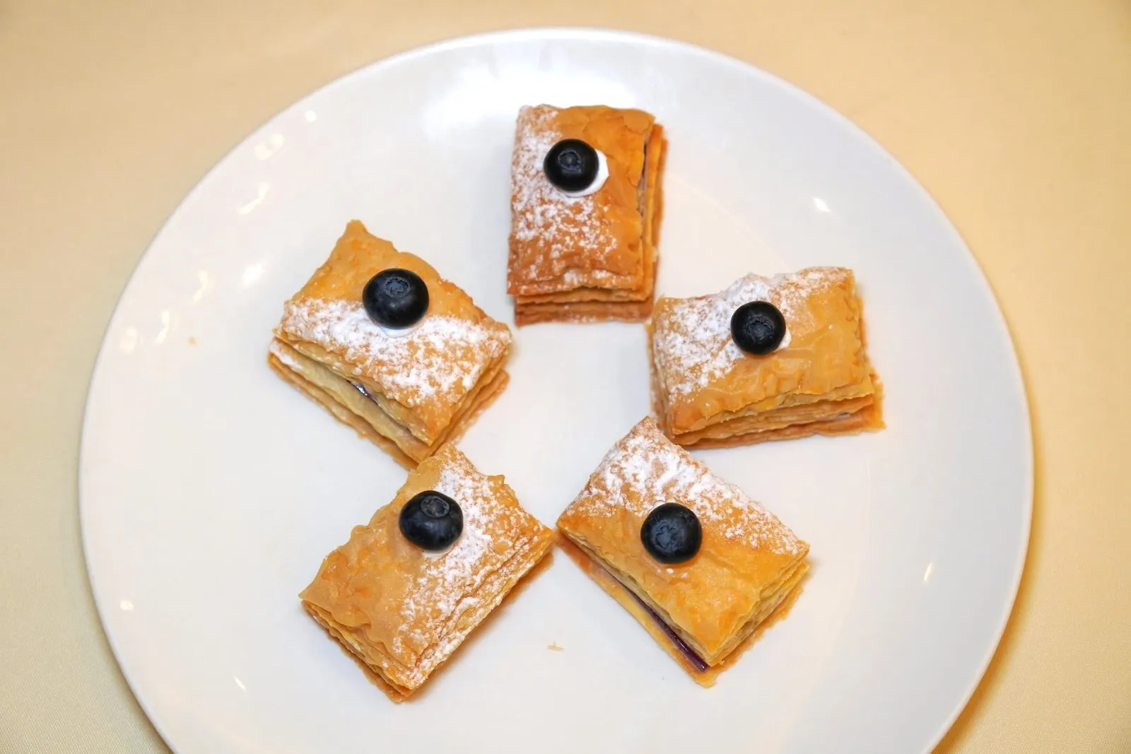 芝士蓝莓拿破仑酥 (38 CNY+)Cheese and blueberry napoleon puff pastryแป้งพัฟแพสทรี่สอดไส้ชีสและบลูเบอร์รี่ให้ความเปรี้ยวหวานมันที่พอเหมาะ (13/20)