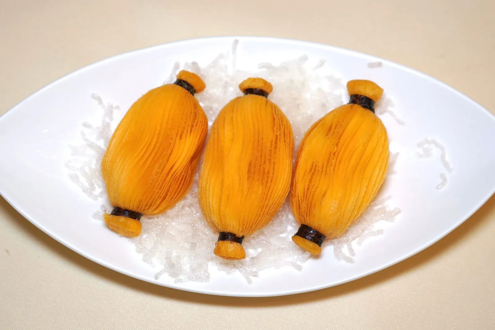 金枕榴莲酥 (38 CNY+)Durian puffแป้งพัฟเบาฟู ด้านในสอดไส้ครีมทุเรียนที่มีเนื้อสัมผัสละมุนลิ้นและมีกลิ่นที่ไม่แรงจนเกินไป (15/20)