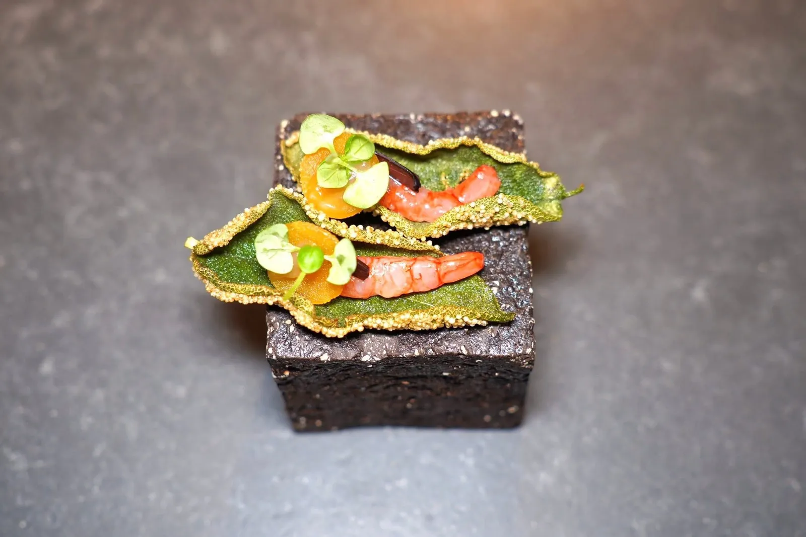 Amuse-boucheถัดมาคือใบ Sage ทอดกรอบ ตรงกลางคือ Red Shrimp หรือเนื้อกุ้งหวานละมุนเสริมด้วยความมันของไข่ปลา Bottarga (17/20)