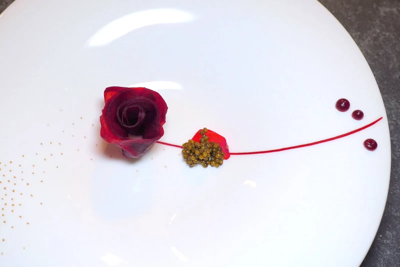 Amuse-boucheเริ่มต้นด้วยของว่างเรียกน้ำย่อยหลายอย่าง เชฟเลือกนำเทอร์นิปกรอบ ๆ มาจัดเรียงเป็นรูปกุหลาบ ด้านล่างรองด้วยเนื้อปลาสเตอร์เจียนหมักกับมะนาว ข้าง ๆ กันคือคาเวียร์สร้างมิติความเค็มที่ดี (17/20)