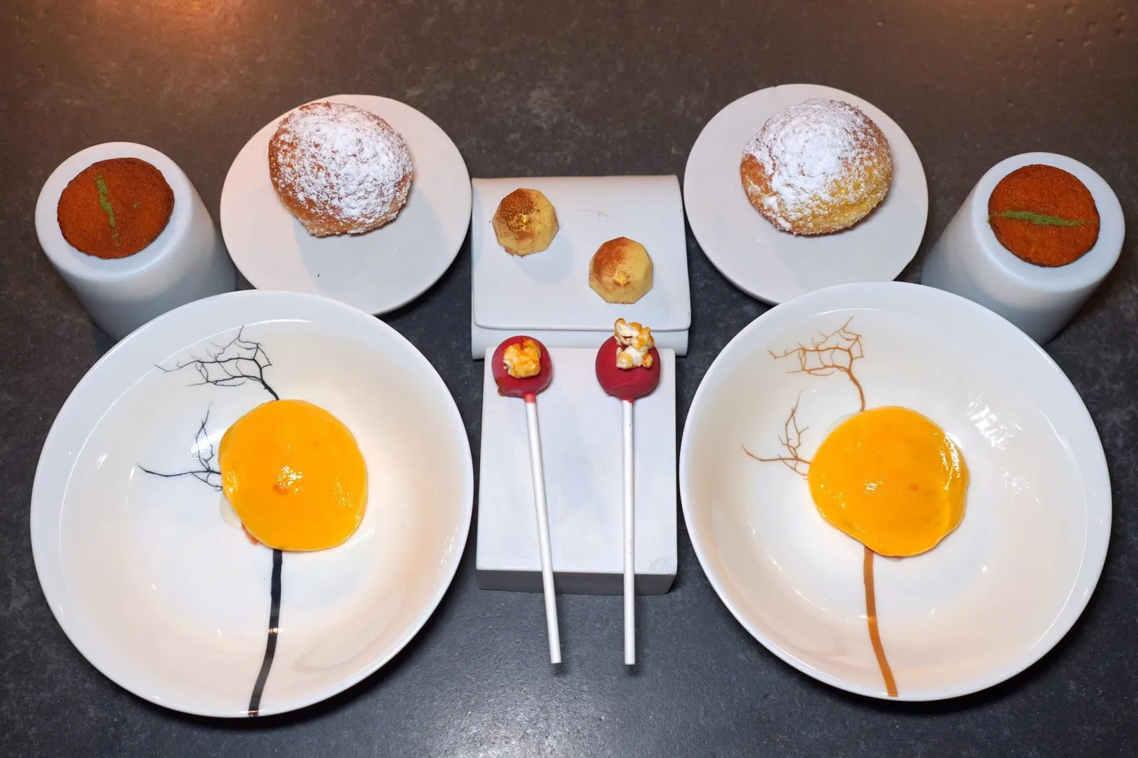 Mignardisesปิดท้ายด้วยของหวานจิ๋วคือ Marinated Nectar with Vanilla Ice Cream & Sabayon Foam, Lolipop with Popcorn, White Chocolate with Saffron Rice, Sweet Potato with Gianduja Chocolate และ Bomboloni with Cream