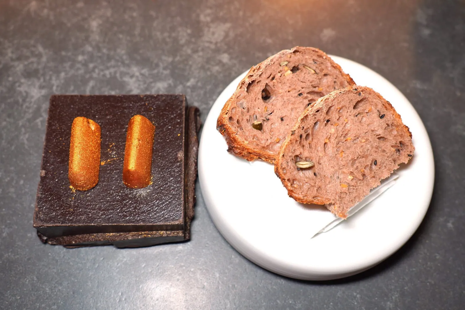 Breadจากนั้นพนักงานจะเสิร์ฟขนมปังที่ใช้ยีสต์เดียวกันกับชิ้นก่อนหน้าแต่เปลี่ยนชนิดของแป้งมาเป็น Wholewheat ที่มีเมล็ดธัญพืชอยู่ด้วย ข้าง ๆ กันคือ Peanul Emulsion & Olive Oil