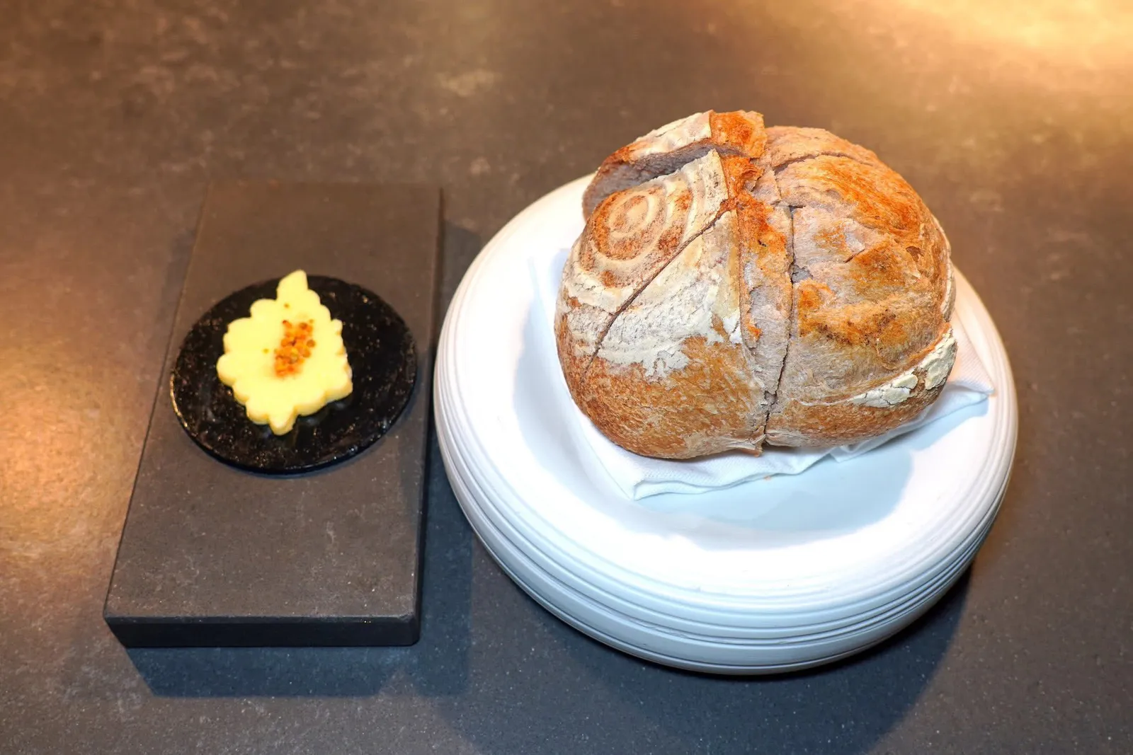 Breadขนมปังที่เตรียมมาจากแป้ง Type 1 และ 2 เชฟเสิร์ฟมากับเนย 2 ชนิดเริ่มจากสีดำคือ Smoked black butter ส่วนด้านบนสีเหลืองคือ Salted Butter ที่มีอโรมาหอม ๆ ของน้ำผึ้ง Acacia Honey และ Pollen หรือเกษร