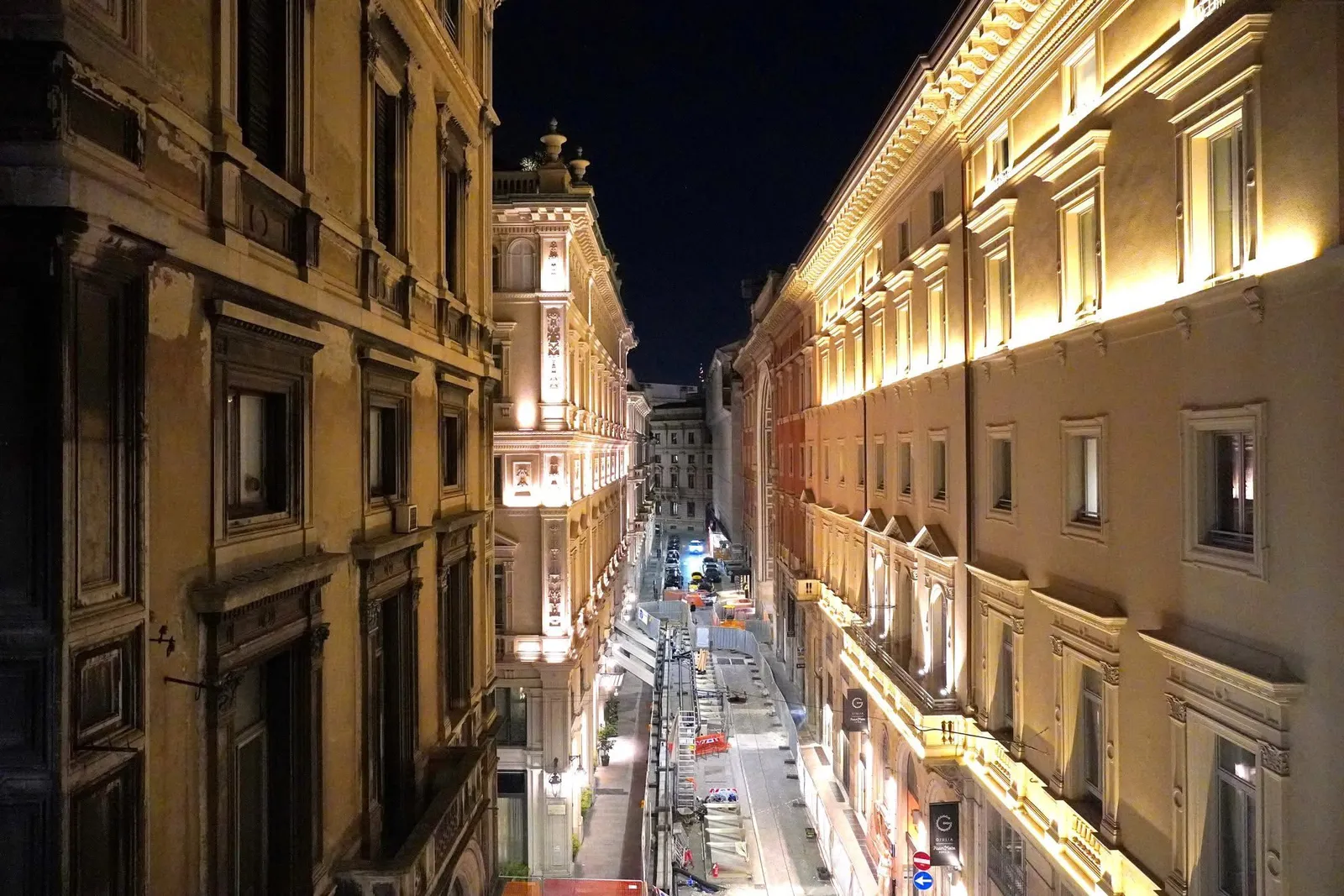 ตัวร้านมีทางเข้าจาก Piazza del Duomo ซึ่งเป็นที่ตั้งของมหาวิหารที่สวยงามและอลังการที่สุด ณ ใจกลางนคร Milan หลังจากแจ้งการจองกับพนักงานรักษาความปลอดภัยให้ขึ้นลิฟต์ไปยังชั้น 2 จะพบกับประตูทางเข้าร้าน