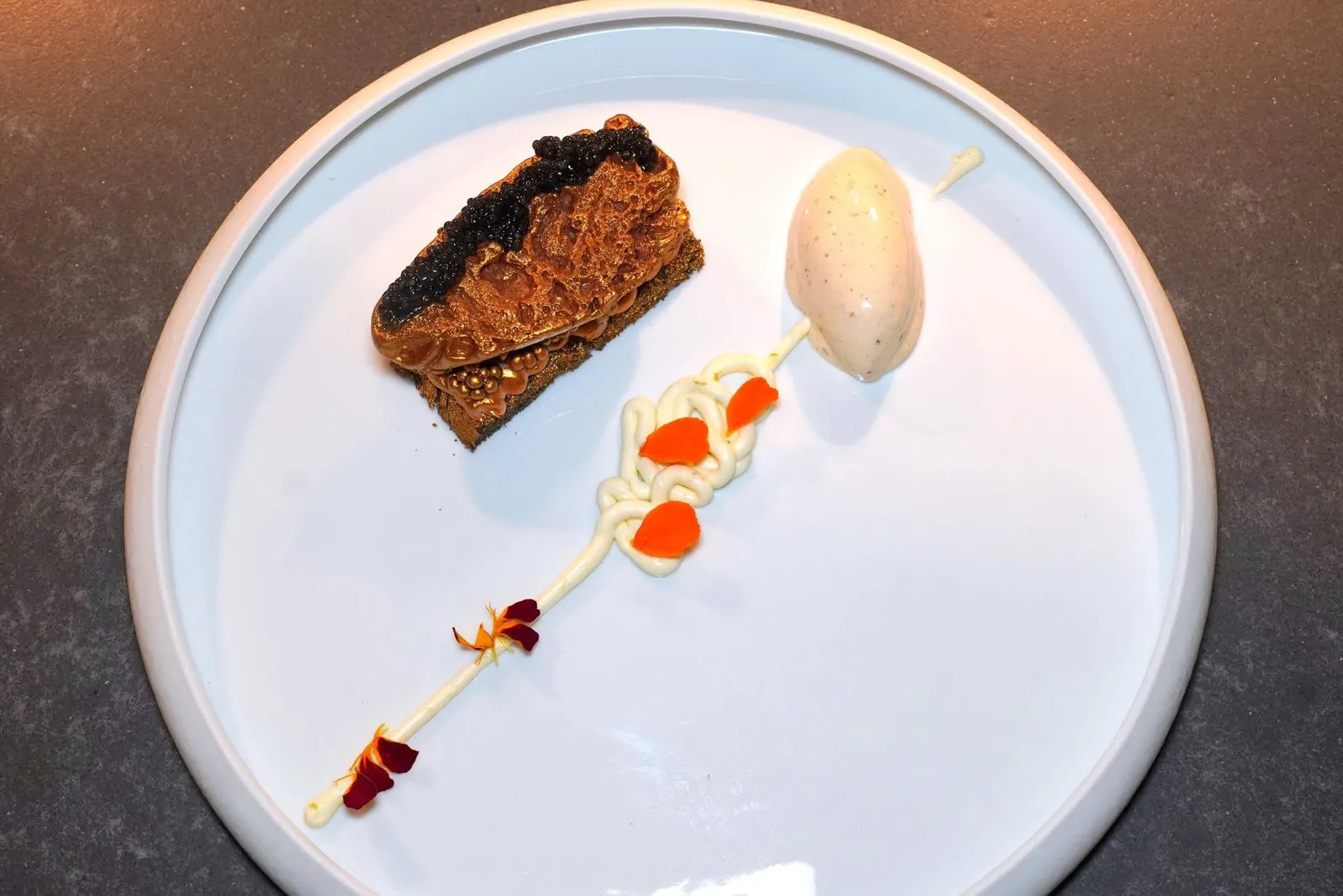 Madong chocolate bread, pink pepper ice cream, Beluga caviarขนมปัง Maong Chocolate นุ่ม ๆ จับคู่มากับไอศกรีมพริกไทยชมพูและเบลูก้าคาเวียร์ อย่างไรก็ตามเนื้อสัมผัสของแต่ละองค์ประกอบดูจะกลืนกันไปเป็นเนื้อเดียวพอสมควร (16/20)