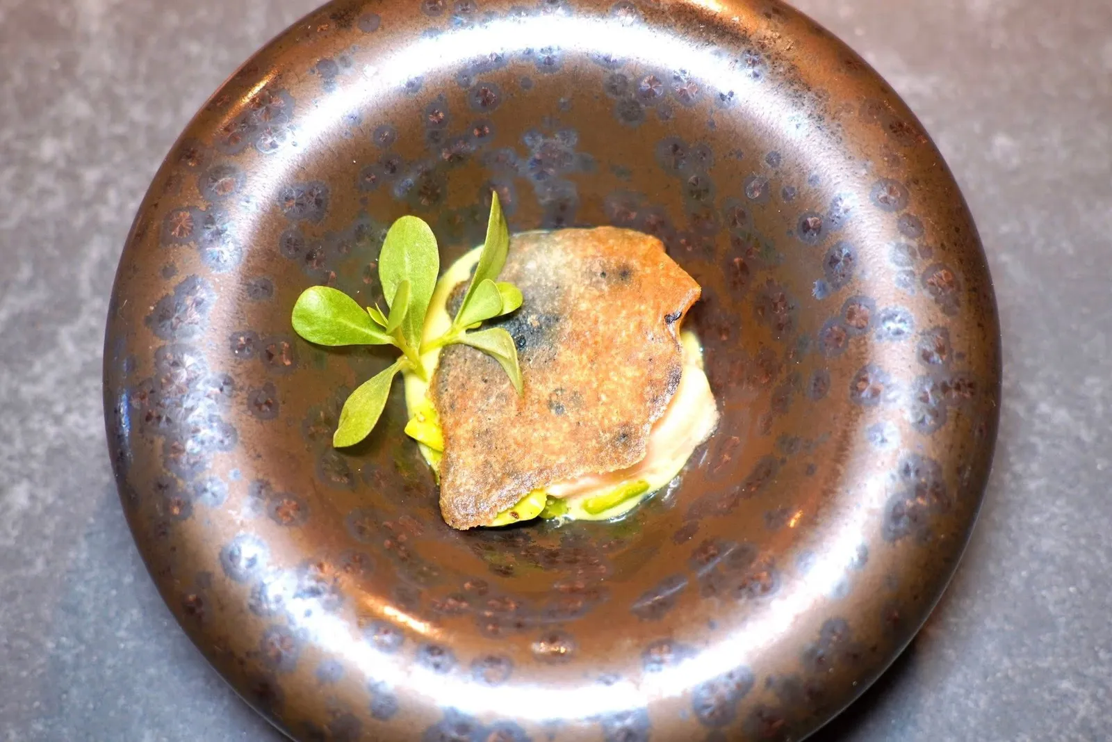 Amuse-boucheหอยนางรมเสิร์ฟมากับครีมของถั่ว Fava Bean และ Rhubarb Sorbet ด้านบนคือแผ่นกรอบที่เชฟทำเลียนแบบเปลือกหอยนางรมทำมาจากแป้ง น้ำ และน้ำมันมะกอก (17/20)