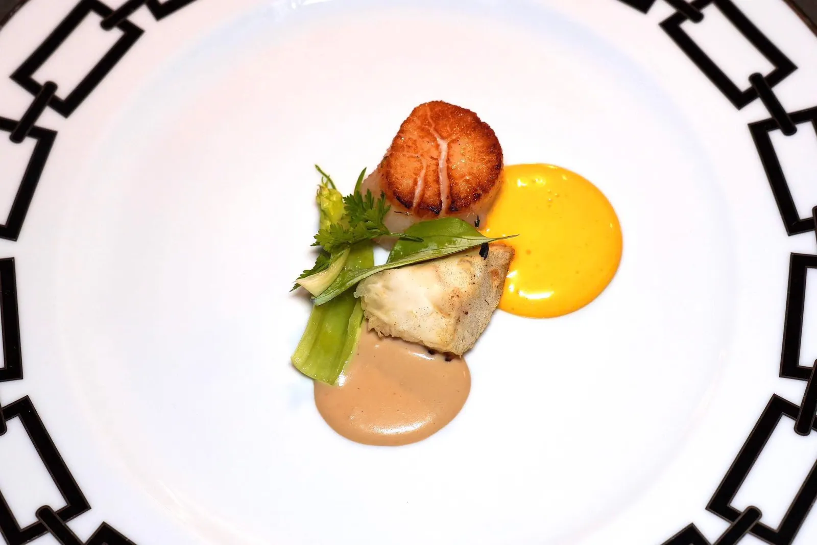 ส่วนใครที่ไม่ชอบ Sweetbread เชฟจะเปลี่ยนมาเป็น Brittany Scallop จับคู่กับซอสที่เตรียมมาจากน้ำสต๊อกปลาแทน (16/20)