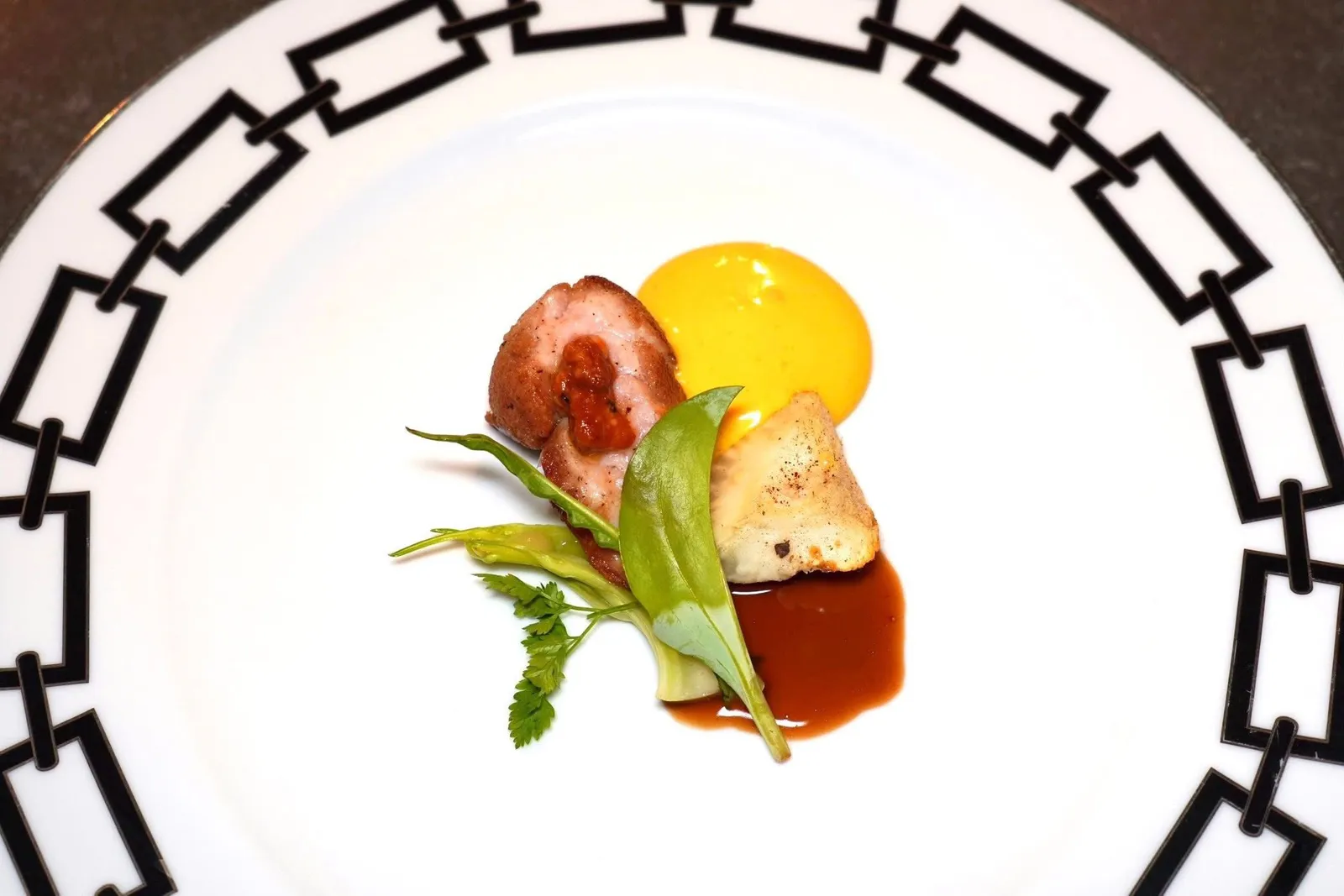 Veal sweetbread, sea urchins, béarnaise sauce flavoured with coffeeSweetbread เป็นส่วนต่อมไร้ท่อที่พบในลูกวัว เชฟจี่มาสุกกำลังดีสังเกตจากเนื้อสัมผัสกรอบนอก นุ่มใน เชฟราดด้วยซอสที่เตรียมมาจากน้ำสต๊อกลูกวัวเข้มข้นพอเหมาะ ด้านบนท็อปด้วยไข่หอยเม่น ข้าง ๆ กันคือ Celeriac ใบ Oyster Leaf และ Puntarelle Salad สุดท้ายคือซอส Béarnaise ที่มีอโรมาหอม ๆ ของกาแฟ (17/20)
