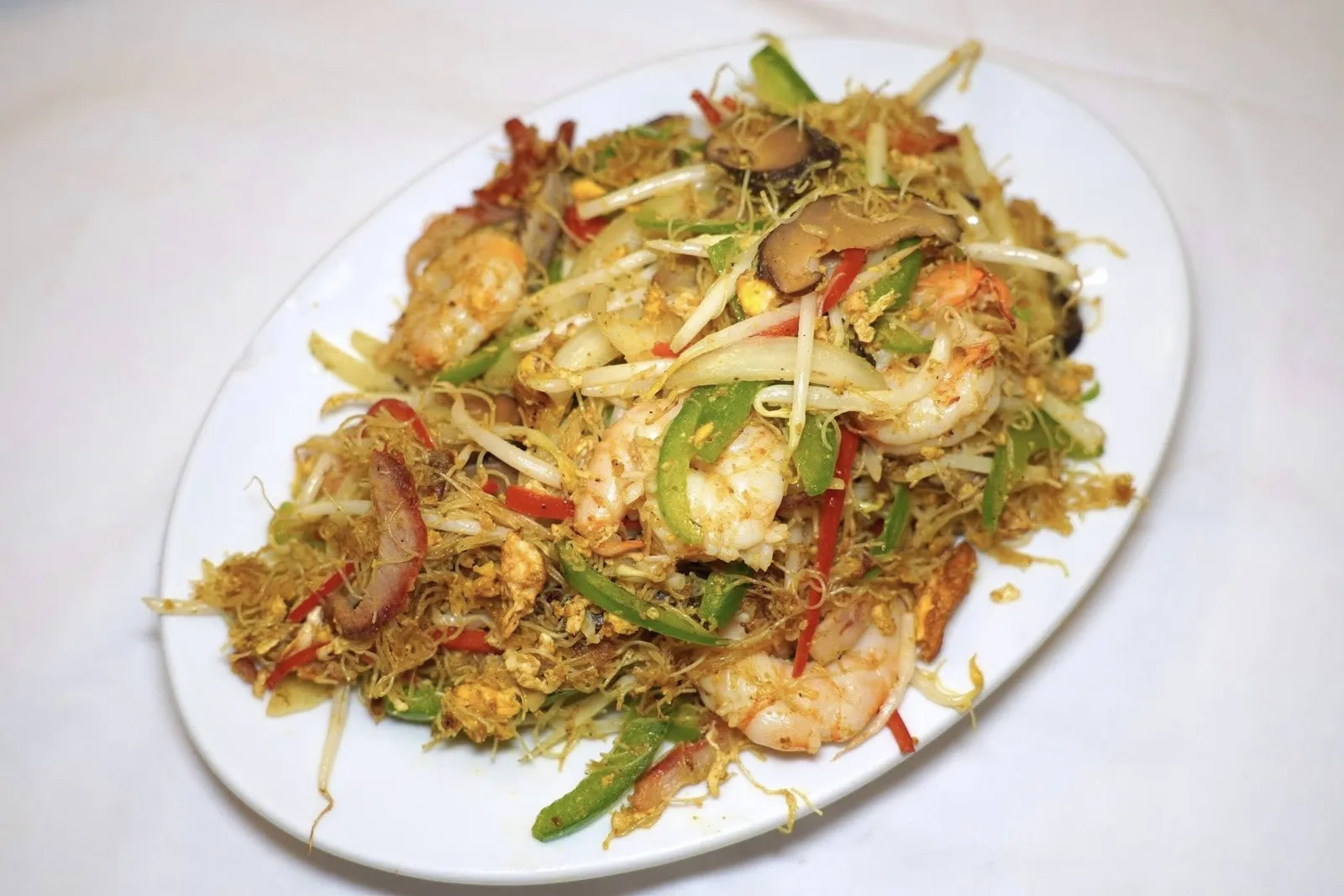 �星洲炒米 (S) (280+)เส้นหมี่ผัดสิงคโปร์เส้นหมี่ผัดกับไข่ ต้นหอม พริกหวาน ถั่วงอก และเนื้อกุ้งในสไตล์สิงคโปร์เสิร์ฟมาแบบแห้ง ๆ หอมกลิ่นคั่วกระทะ (12/20)