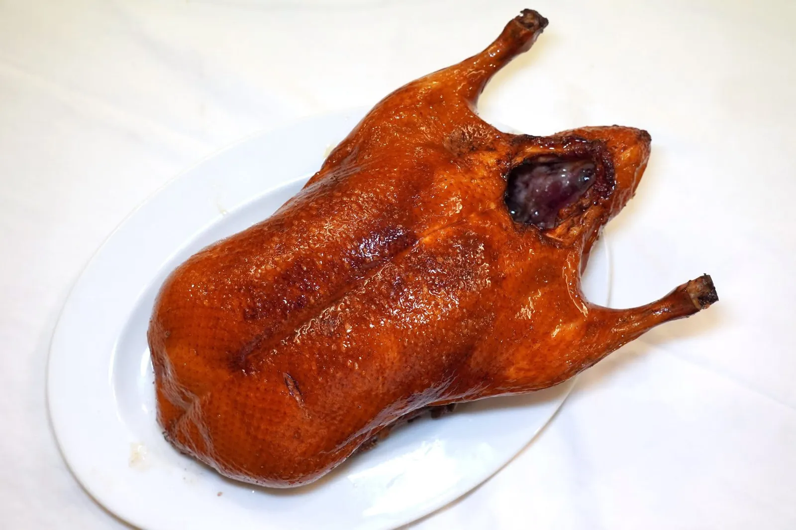 北京烤鴨 (1,200+)เป็ดปักกิ่งห้ามพลาดเมนูดังอย่างเป็ดปักกิ่งโดยทางร้านย่างเป็ดมาแบบหนังกรอบและนำมาแล่ให้ชมข้าง ๆ โต๊ะ (13/20)