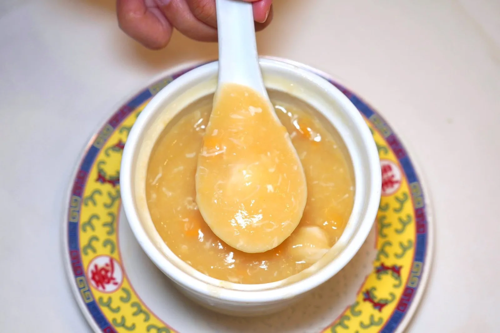 蟹肉粟米羹 (S) (180+)ซุปข้าวโพดเนื้อปูเริ่มต้นมื้ออาหารด้วยซุปร้อน ๆ ที่มีความหวานหอมของข้าวโพดและผสมผสานกับเนื้อปู ตัวซุปไม่ข้นและไม่เหนียวจนเกินไป (13/20)
