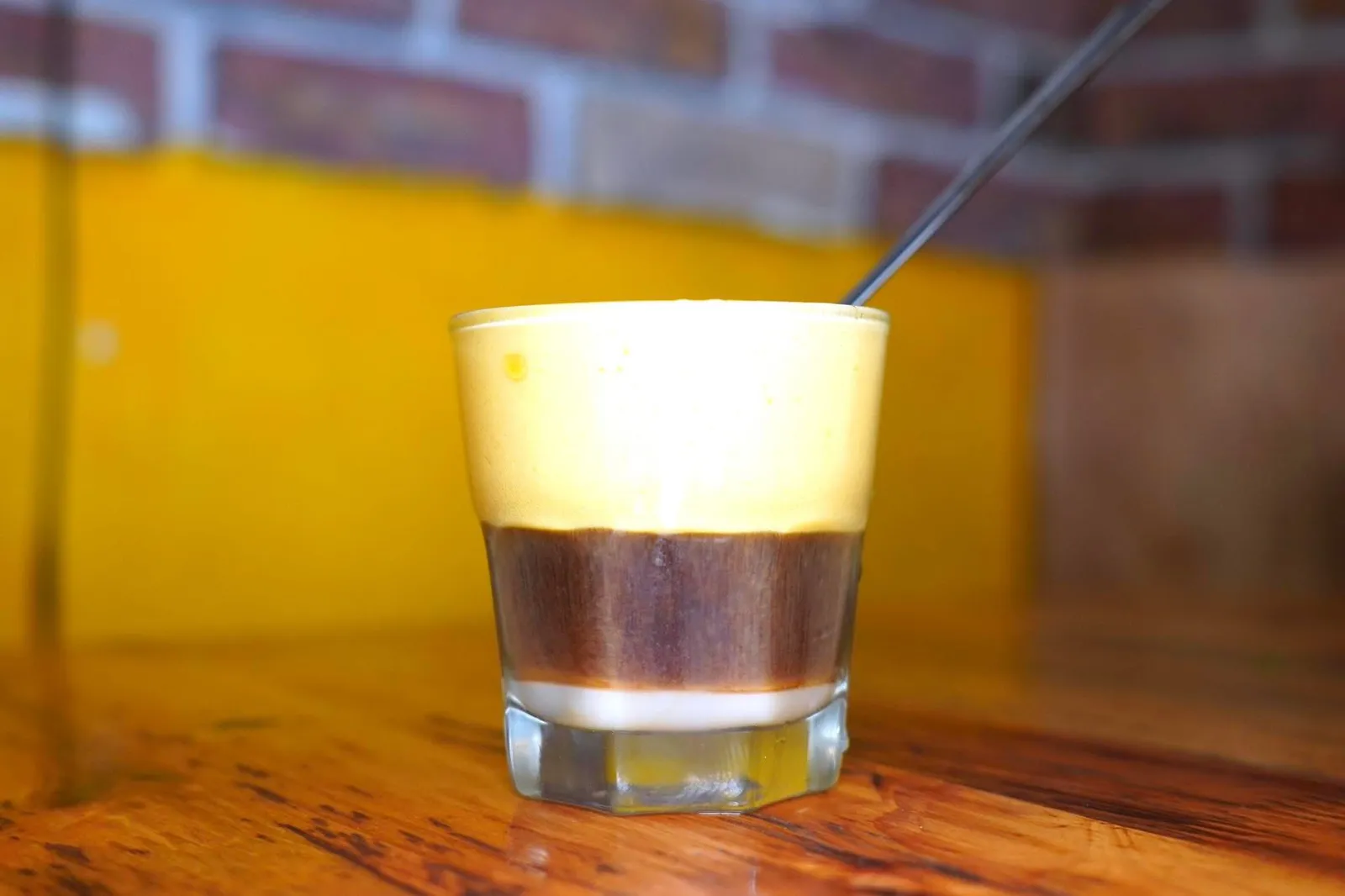 CAFE TRỨNG (50,000 VND)Special Vietnamese Egg hot Coffeeปิดท้ายด้วยกาแฟไข่ตำรับฮานอย กาแฟเวียดนามเข้มข้นผสมกับครีมไข่แดงที่ตีจนเนียนฟูคล้ายกันกับ Sabayon (13/20)