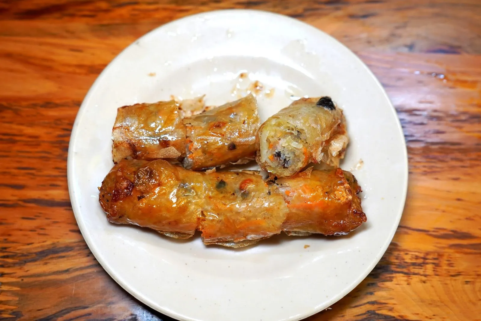BÚN CHẢ TA Full Option (120,000 VND)Grilled Pork + 02 Traditional Fried Spring Rolls + Rice noodleส่วนใครที่สั่งแบบเซ็ตจะได้ปอเปี๊ยะทอดสูตรต้นตำรับเวียดนามมาอีกสองเส้น รสชาติเข้มข้น กลิ่นหอม แป้งบางกรอบ ไม่อมน้ำมัน (14/20)