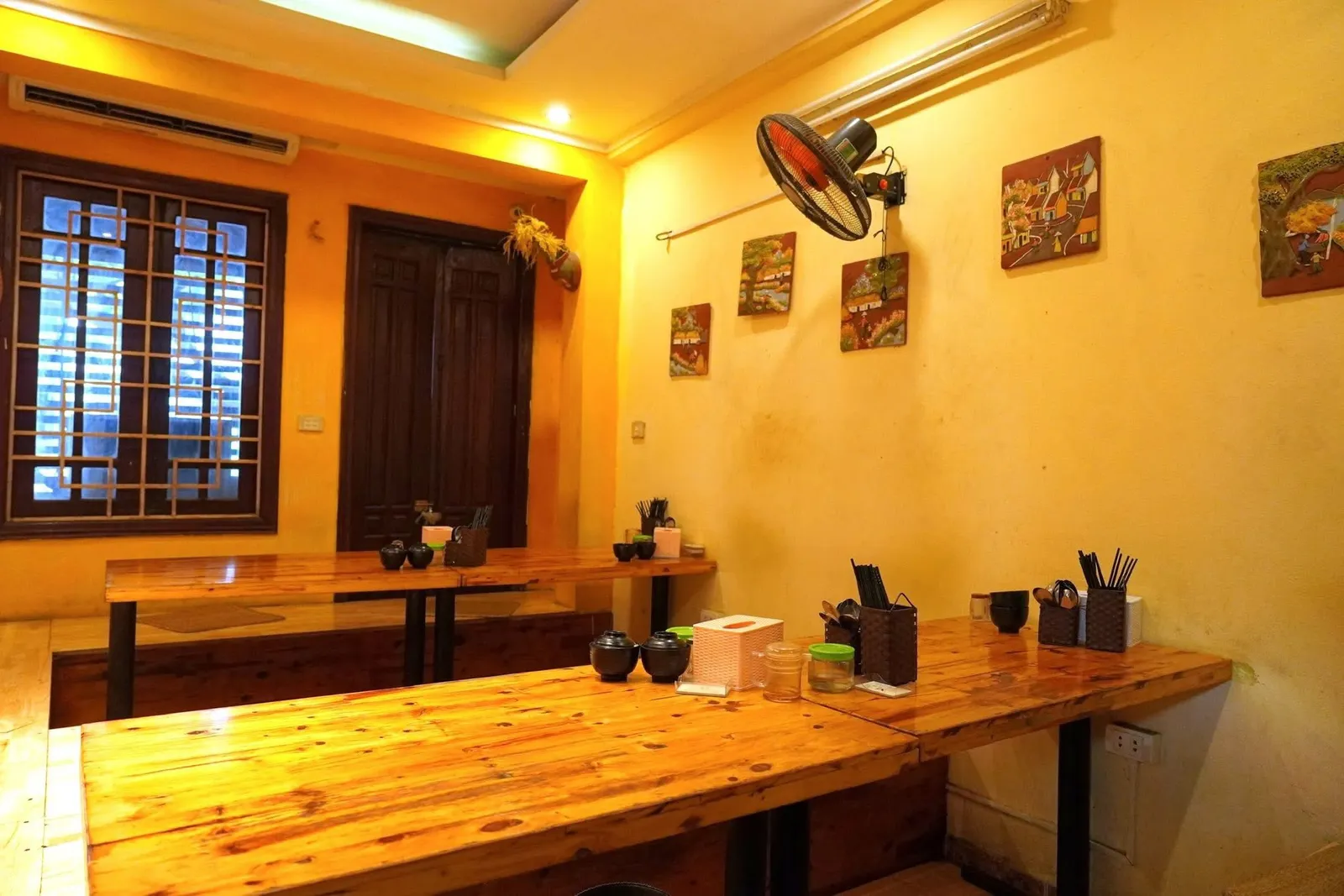 🎗️ Hanoi Old Quarter เป็นย่านเมืองเก่าใจกลางเมืองหลวงของประเทศเวียดนามที่มีจุดเด่นคืออาคารและร้านค้าเก่า ย่านนี้เต็มไปด้วยร้านอาหารรสเลิศมากมาย หนึ่งในนั้นคือ Bun Cha Ta ที่เราได้แวะมาชิมกันในวันนี้ ตัวร้านมีขนาดไม่ใหญ่มาก