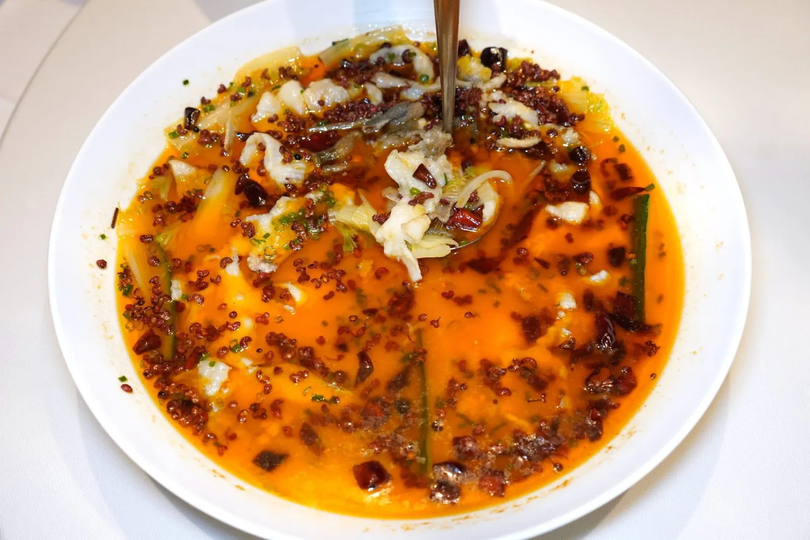辣辣地水煮珊瑚鱼 (298 CNY+)Fish fillet in hot chilli oil Sichuan styleเนื้อปลาหม้อใหญ่เสิร์ฟมาโดยมีรสชาติจัดจ้านสไตล์เสฉวน เนื้อปลานุ่มละมุน น้ำซอสมีความมันและเผ็ดชาปลายลิ้น (15/20)