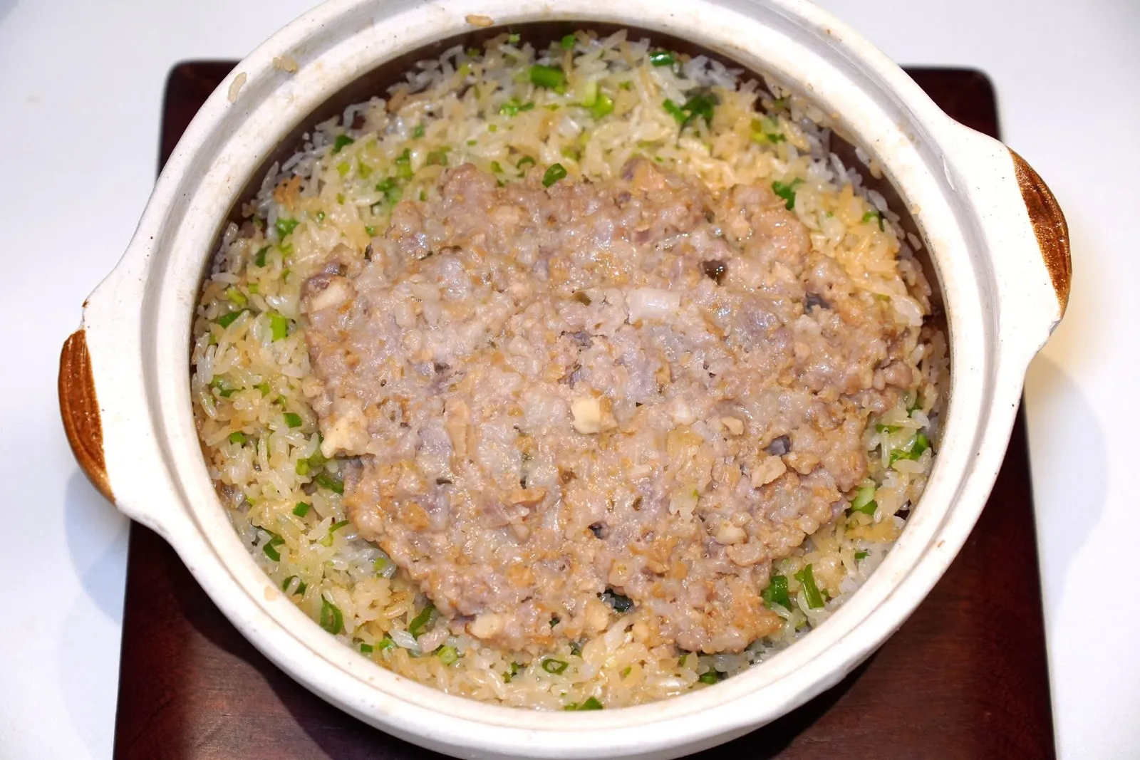 梅菜马蹄肉饼煲仔饭 (238 CNY+)Steamed rice with minced pork, chopped water-chestnut, preserved vegetable in clay potข้าวอบหม้อดินขนาดใหญ่จับคู่มากับหมูสับและแห้วสับสร้างมิติทางเนื้อสัมผัสที่เข้ากัน นอกจากนี้ยังมรฃีรสชาติของผักดองใส่มาด้วย (15/20)