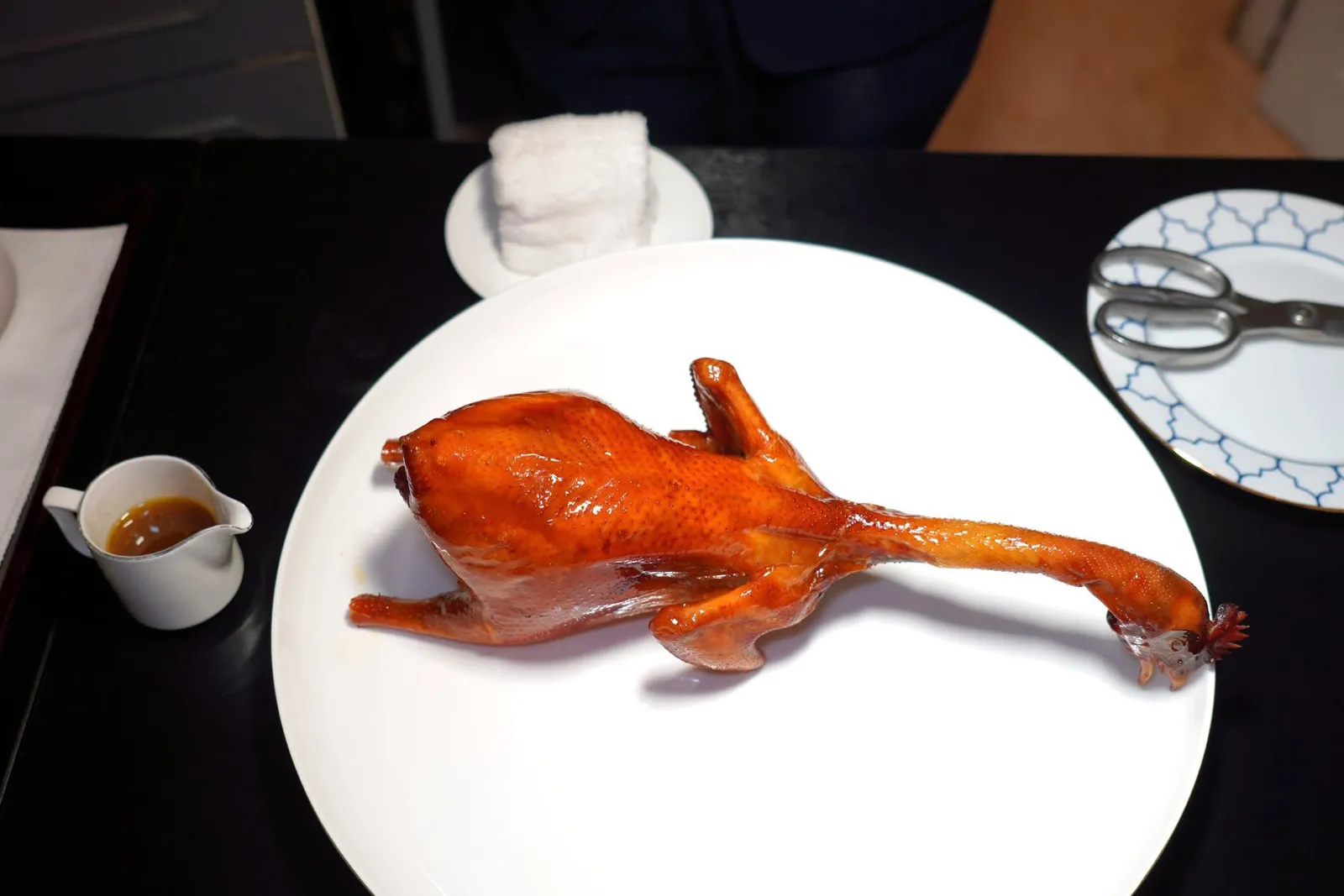吊烧手撕脆皮鸡 (188 CNY+)Crispy spring chicken with spicesไก่ทั้งตัวย่างมาแบบหนังกรอบ (15/20)
