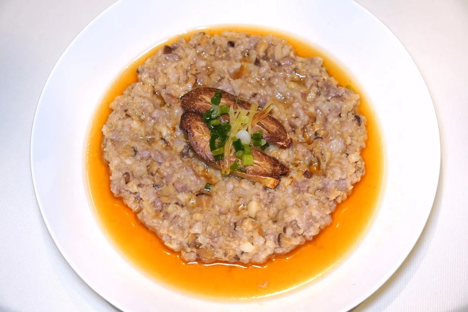 澳门马友蒸黑豚肉饼 (98 CNY+)Steamed minced pork with chopped mushroom, chopped water-chestnut, Macao salted fishเนื้อหมูดำสับด้วยมือแล้วค่อย ๆ ปั้นกับเห็ดสับและแห้วจนเป็นก้อนให้เนื้อสัมผัสที่ซับซ้อน จากนั้นเสิร์ฟมาคู่กันกับปลาเค็มมาเก๊าที่นึ่งจนหอมและอูมามิ (16/20)