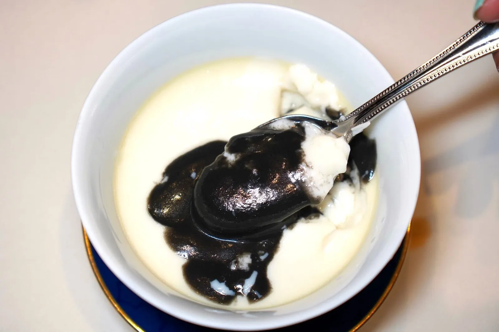 芝麻糊双皮奶 (48 CNY+)Buffalo milk pudding with black sesame paste, eggปิดท้ายด้วยพุดดิ้งนมควายเสิร์ฟมากับเพสต์งาดำหอม ๆ และไข่ (15/20)
