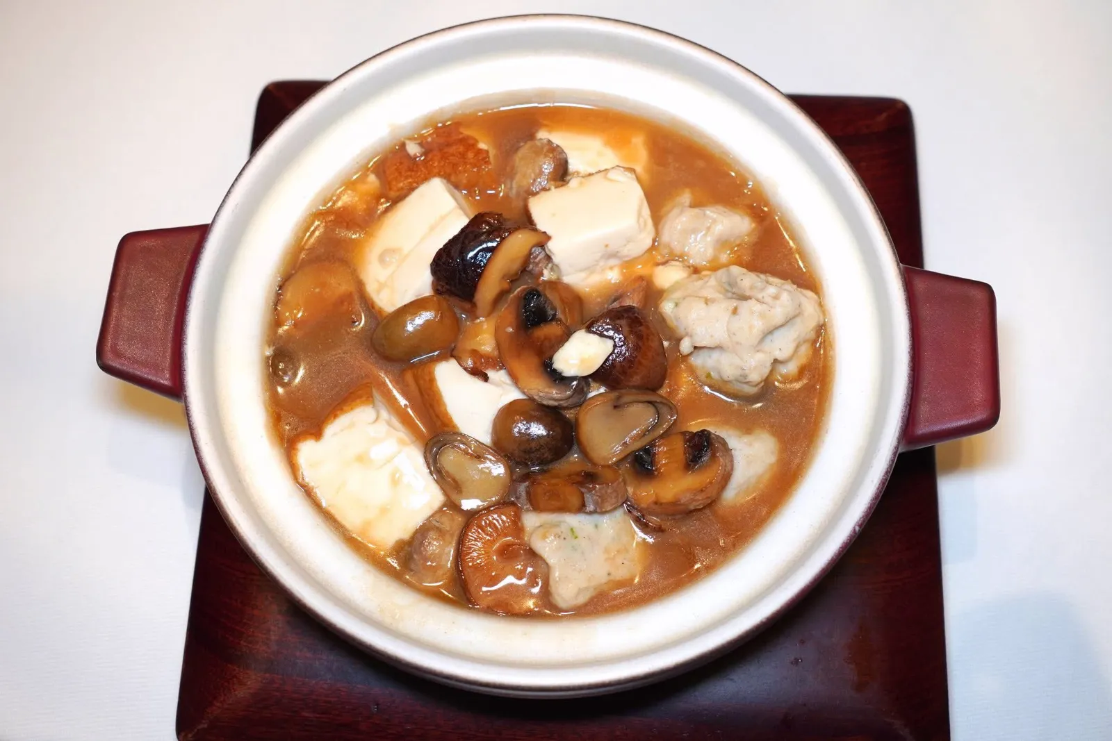鱼滑火腿焖水鬼重 (78 CNY+)Braised bean curd with fish ball, ham, mushroomเต้าหู้ท้องถิ่นสไตล์กวางตุ้งให้เนื้อสัมผัสที่ไม่หนักท้องมากนัก น้ำซุปร้อน ๆ มีรสชาติกลมกล่อม ในหม้อยังมีลูกชิ้นปลา แฮม และเห็ดหลายชนิดใส่มาด้วย (16/20)