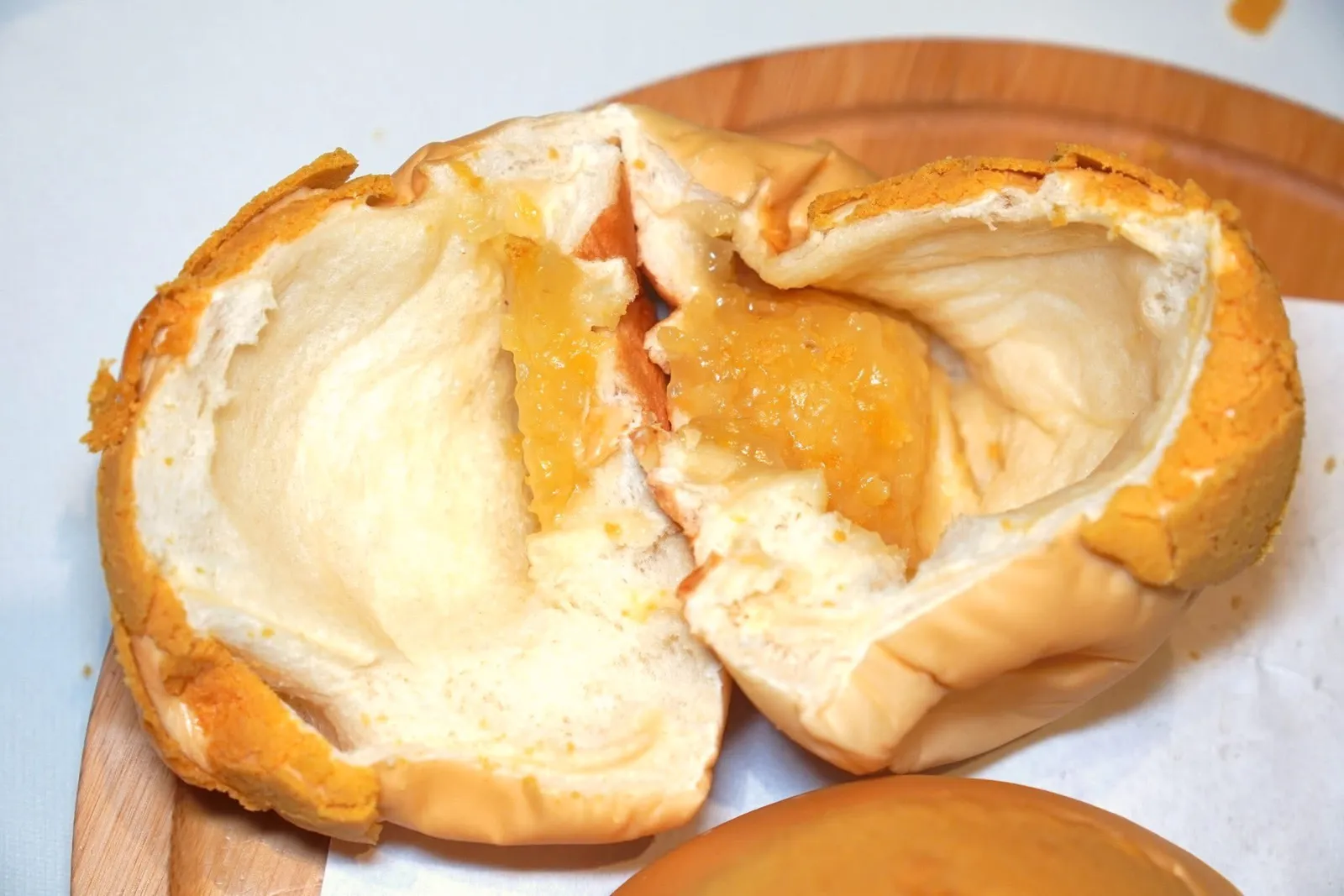 招牌菠萝包 (68 CNY+)Signature pineapple bunแป้งตรงกลางมีความนุ่มและหอมเข้ากันได้กับรสชาติเปรี้ยวหวานกลมกล่อมของสับปะรดได้อย่างไร้ที่ติ (16/20)