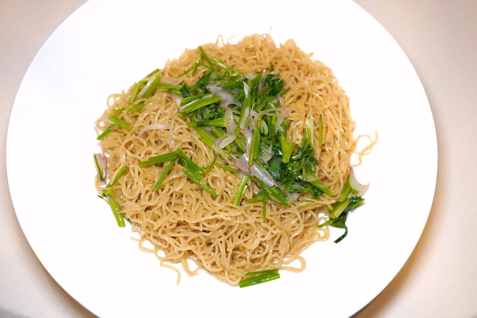 红葱头捞面 (68 CNY+)Noodles with shallot sauceห้ามพลาดเมนูที่แสนจะเรียบง่ายแต่แฝงไปด้วยรสชาติที่ล้ำลึกอย่างเส้นบะหมี่ผัดกับซอมหัวหอม (14/20)