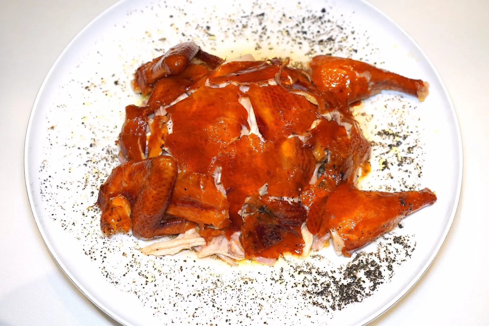 吊烧手撕脆皮鸡 (188 CNY+)Crispy spring chicken with spicesหนังมีความกรอบและหอมอโรมาของเครื่องเทศและทรัฟเฟิล รอบ ๆ เป็นน้ำซอสรสชาติเข้มข้นเข้ากันได้ดีกับความนุ่มและฉ่ำของเนื้อไก่ (15/20)