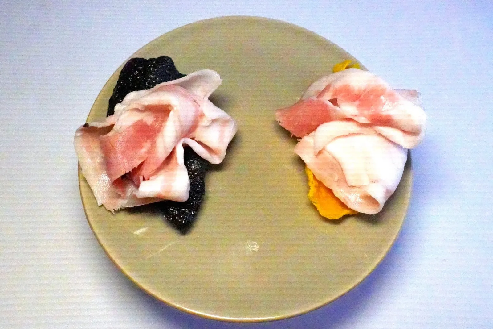 AMUSE-BOUCHEทางร้านนำเสนอเนื้อแฮมท้องถิ่นมาบนแผ่นข้าวเกรียบกรอบ ๆ