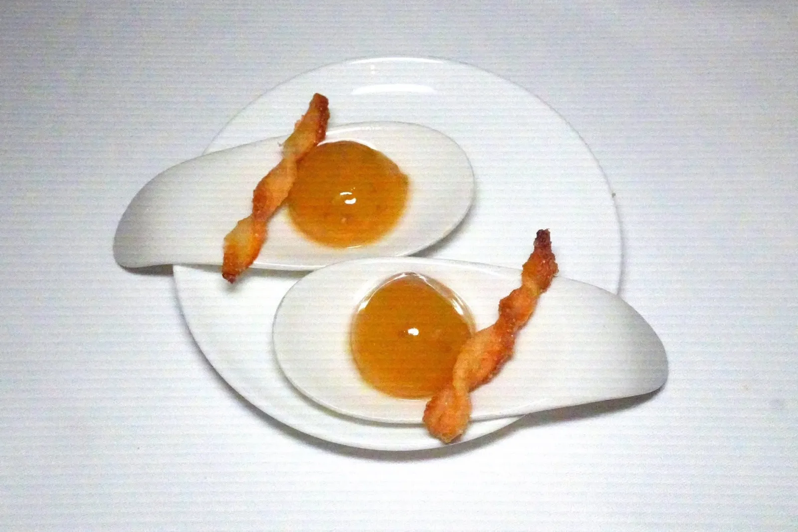 THE MODERN APPLE STRUDELApple Strudel เสิร์ฟมาในรูปแบบโมเดิร์นให้รับประทานแบบ One-bite