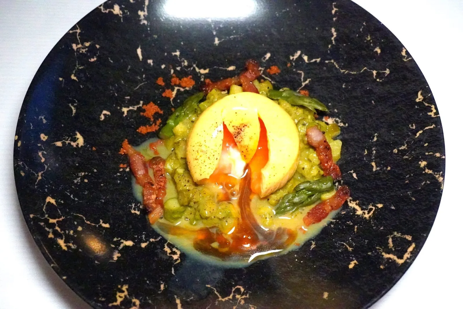 STEWED GREEN ASPARAGUS WITH THE "EGG IN EGG" CARBONARA STYLEด้านบนคือองค์ประกอบที่เชฟเรียกว่า Egg in Egg โดยเมื่อใช้มีดหั่นชั้นนอกที่เป็นไข่จะพบกับไข่แดงเยิ้มออกมาอีกทีหนึ่ง (15/20)