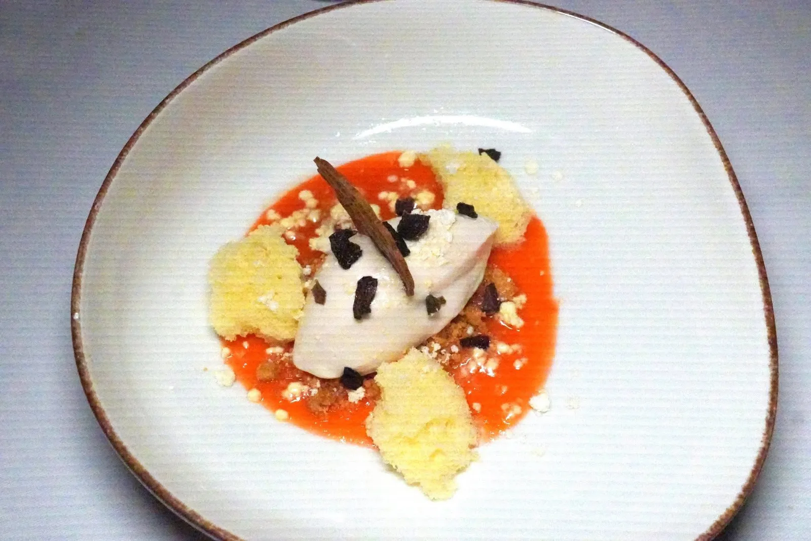 CAROTS, ALMOND ICECREAM, CRISPY OLIVE TAGGIASCHE AND PASTISของหวานที่นำเสนอแคร์รอตมาคู่กันกับไอศกรีมถั่วอัลมอนด์และครัมเบิ้ลถั่วอัลมอนด์ ด้านบนคือแผ่นกรอบที่เตรียมมาจากมะกอก Taggiasche นอกจากนี้ยังมีองค์ประกอบของ Pastis ให้อโรมาของโปยกั๊กอีกด้วย (15/20)